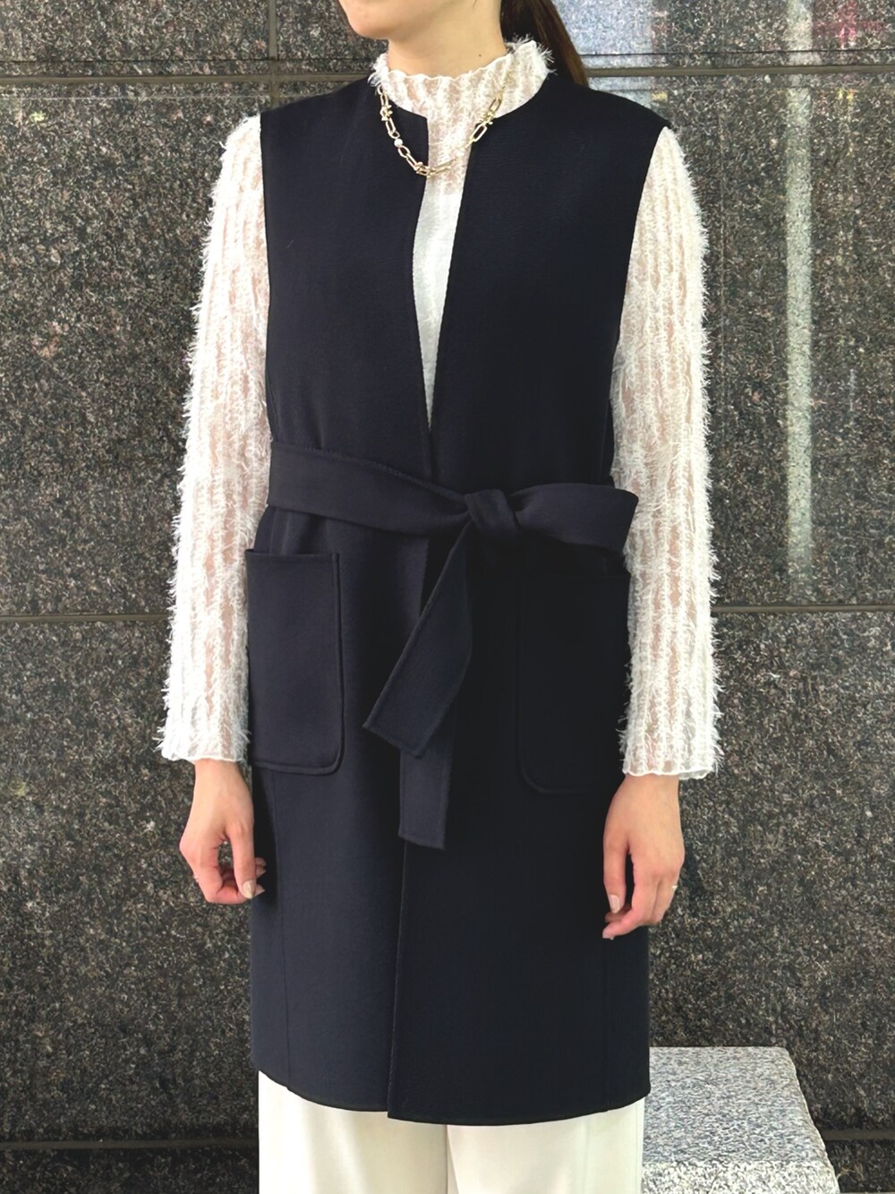 「休日スタイル、秋先取りコーデ、パンツスタイル、お洒落さんとつながりたい、ootd、オトナカジュアル、大人コーデ、きれいめコーディネート、ANAYI、アナイ(ANAYI)、ジレ、シアートップス、高身長女子、骨格ストレート」｜「ANAYIのカルゼリバーベルトクルージレ（その他アウター、ブルー系）」を使った、Takahashi.mさん（レディース・168cm）の夏コーディネートの4枚目の写真