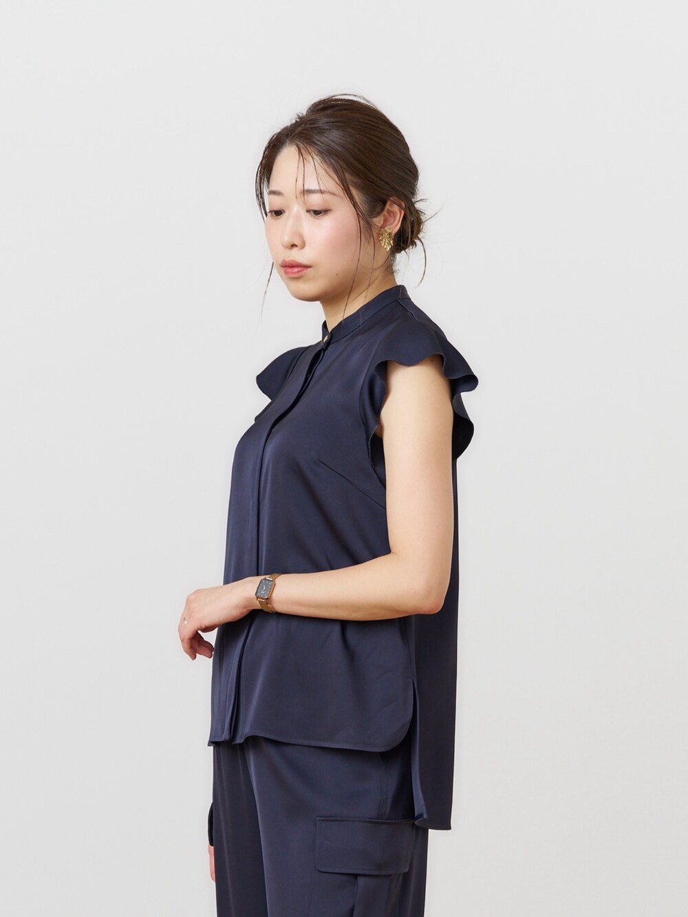 「ANAYI、アナイ(ANAYI)、セットアップ、カーゴパンツ、サテンパンツ、パンツスタイル、楽チンコーデ、オトナ女子、エレガント、キレイめ」｜「ANAYIの【セットアップ対応商品】ストレッチサテンカーゴパンツ（カーゴパンツ、ブルー系）」を使った、Takahashi.mさん（レディース・168cm）の春コーディネートの6枚目の写真