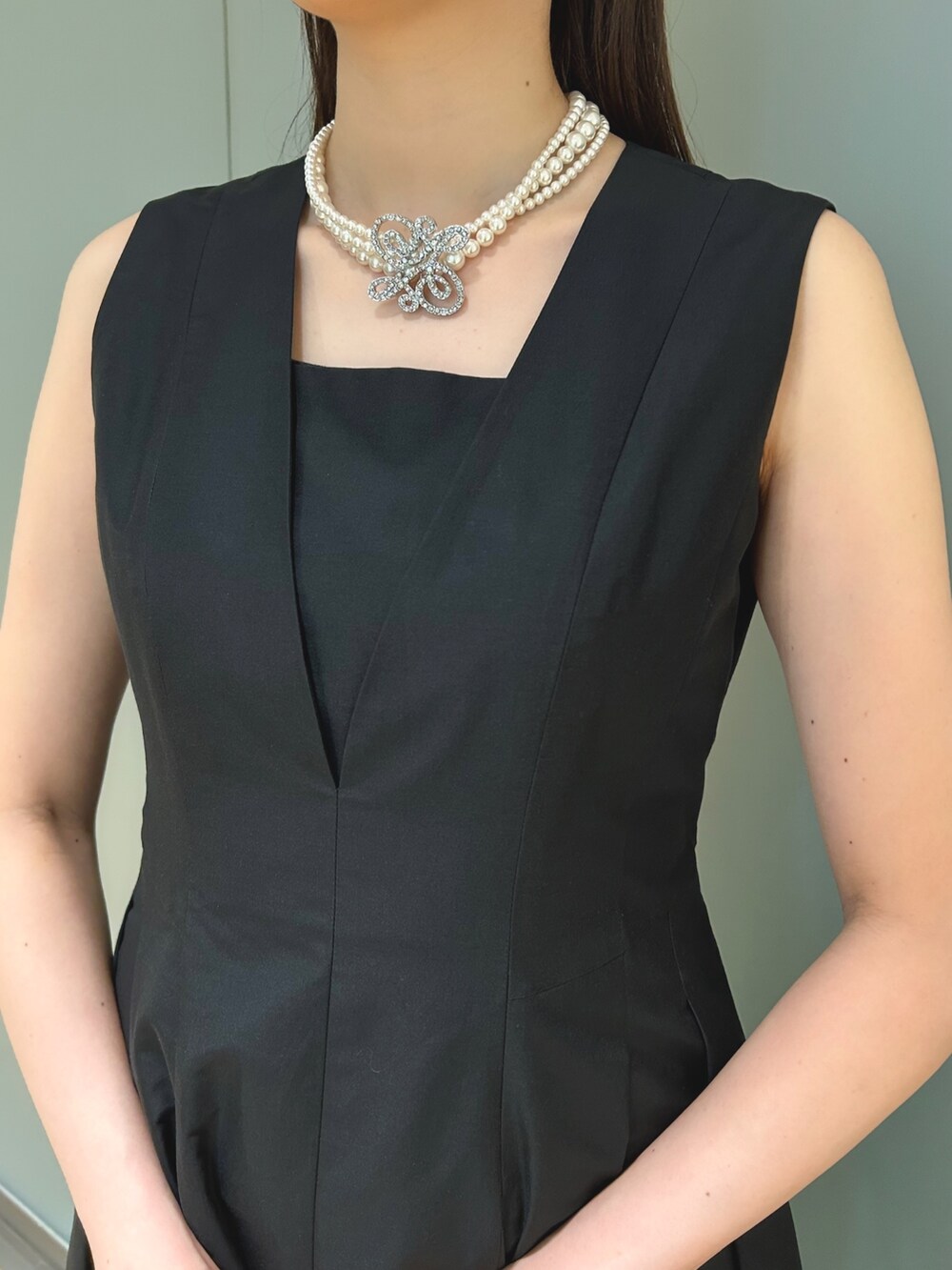 「オトナ女子、大人コーデ、ワンピーススタイル、ワンピース、ジャケットスタイル、ジャケット、モノトーンコーデ、オケージョン、結婚式、アナイ(ANAYI)、袖ボリューム、高身長女子、骨格ストレート」｜「ANAYIのコットンシルクＶネック ワンピース（ワンピース、ブラック系）」を使った、Takahashi.mさん（レディース・168cm）の春コーディネートの5枚目の写真