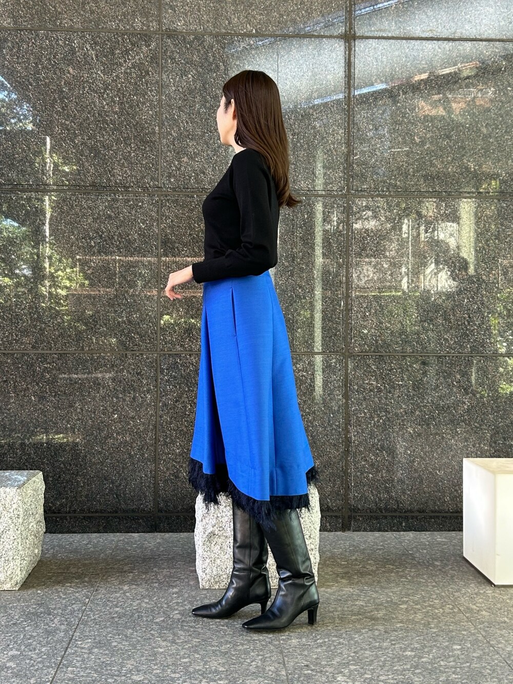 「ANAYI、アナイ(ANAYI)、キレイめ、ビジューニット、スカート、ファッションを楽しもう、お出かけコーデ、オトナガーリー、ディナー、大人女子、エレガント、高身長女子、骨格ストレート」｜「ANAYIのスターダスト プルオーバー（ニット/セーター、ブラック系）」を使った、Takahashi.mさん（レディース・168cm）の秋コーディネートの3枚目の写真