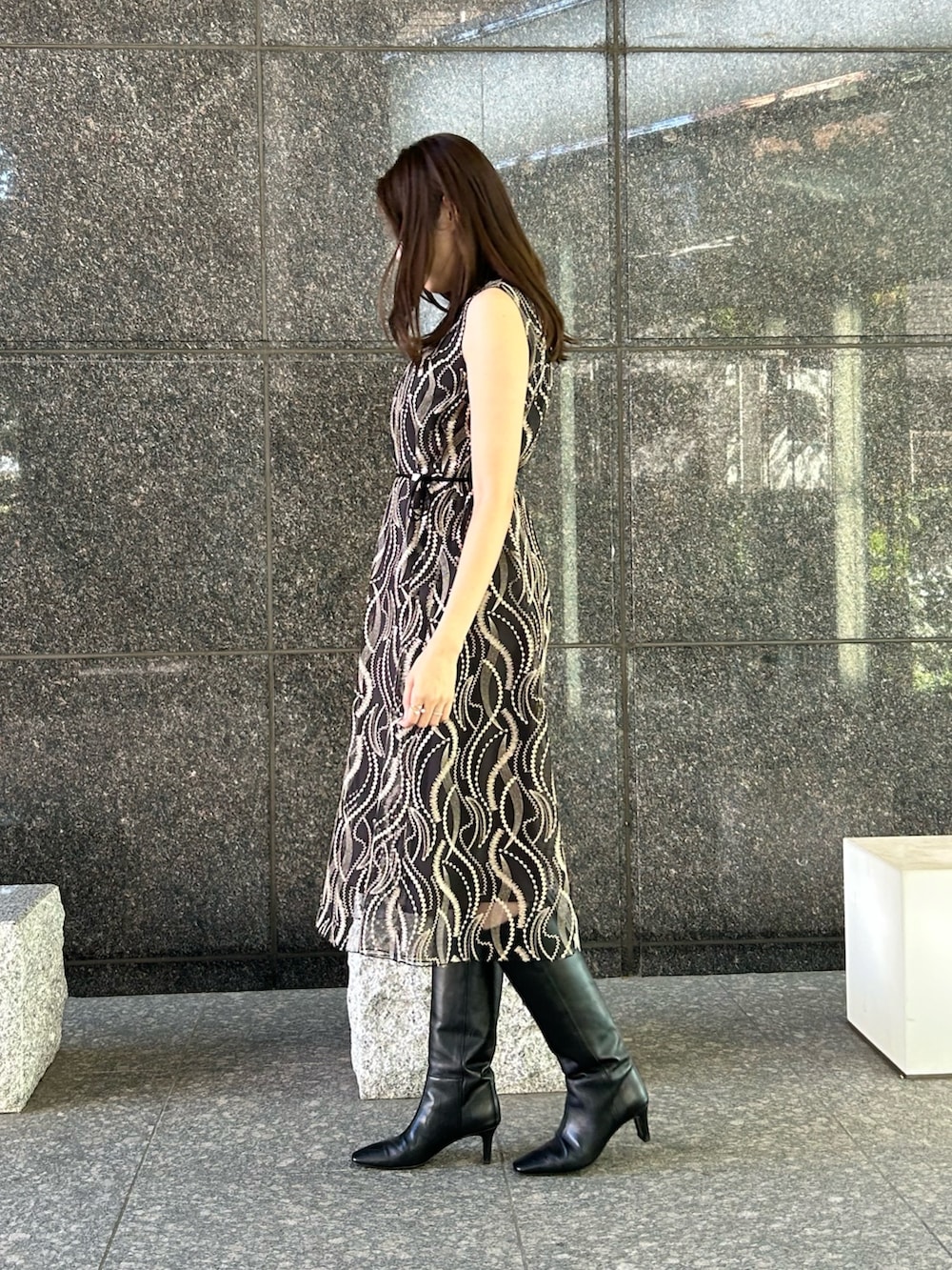 「ファッションを楽しもう、カーディガン、ワンピース、お出かけコーデ、ANAYI、アナイ(ANAYI)、キレイめ、刺繍、チュール、オケージョン、結婚式、デート、フォーマル、骨格ストレート、高身長女子」｜「ANAYIのメリノウールビジュー カーディガン（カーディガン/ボレロ、ブルー系）」を使った、Takahashi.mさん（レディース・168cm）の秋コーディネートの4枚目の写真