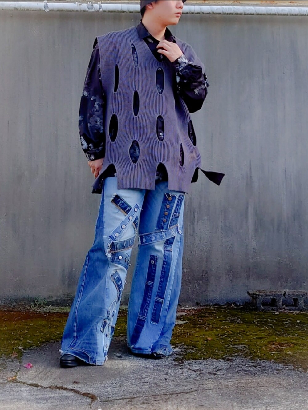 ブルー系のデニムパンツ、ブルー系のデニムパンツ、グレー系のニット/セーターを着用したメンズの春コーディネートの2枚目の写真