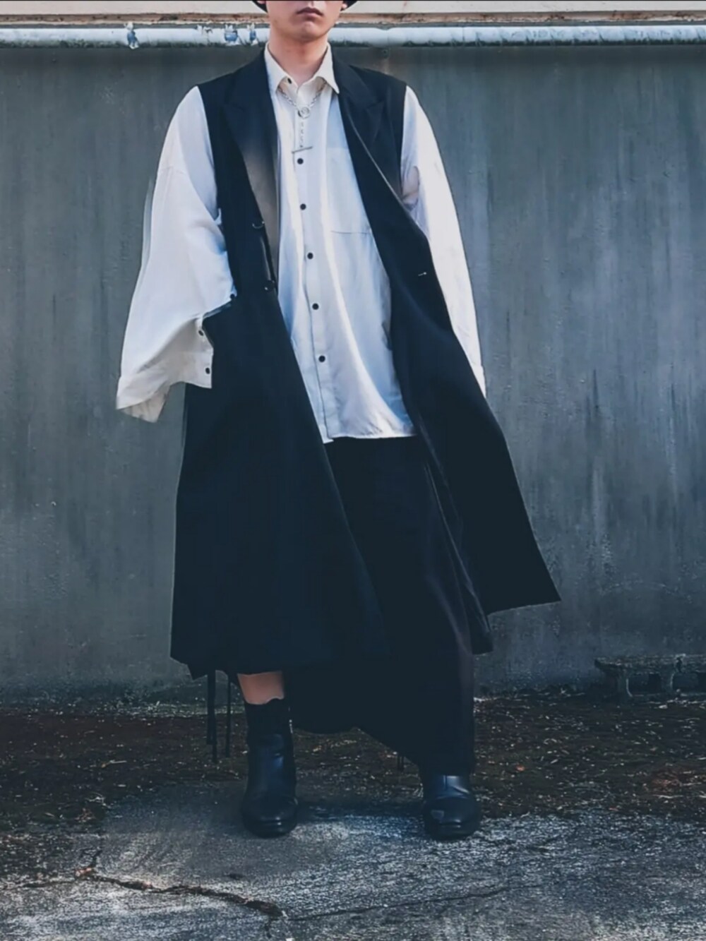 ホワイト系のシャツ/ブラウス、ブラック系のその他アウター、ブラック系のスカートを着用したメンズの春コーディネートの2枚目の写真