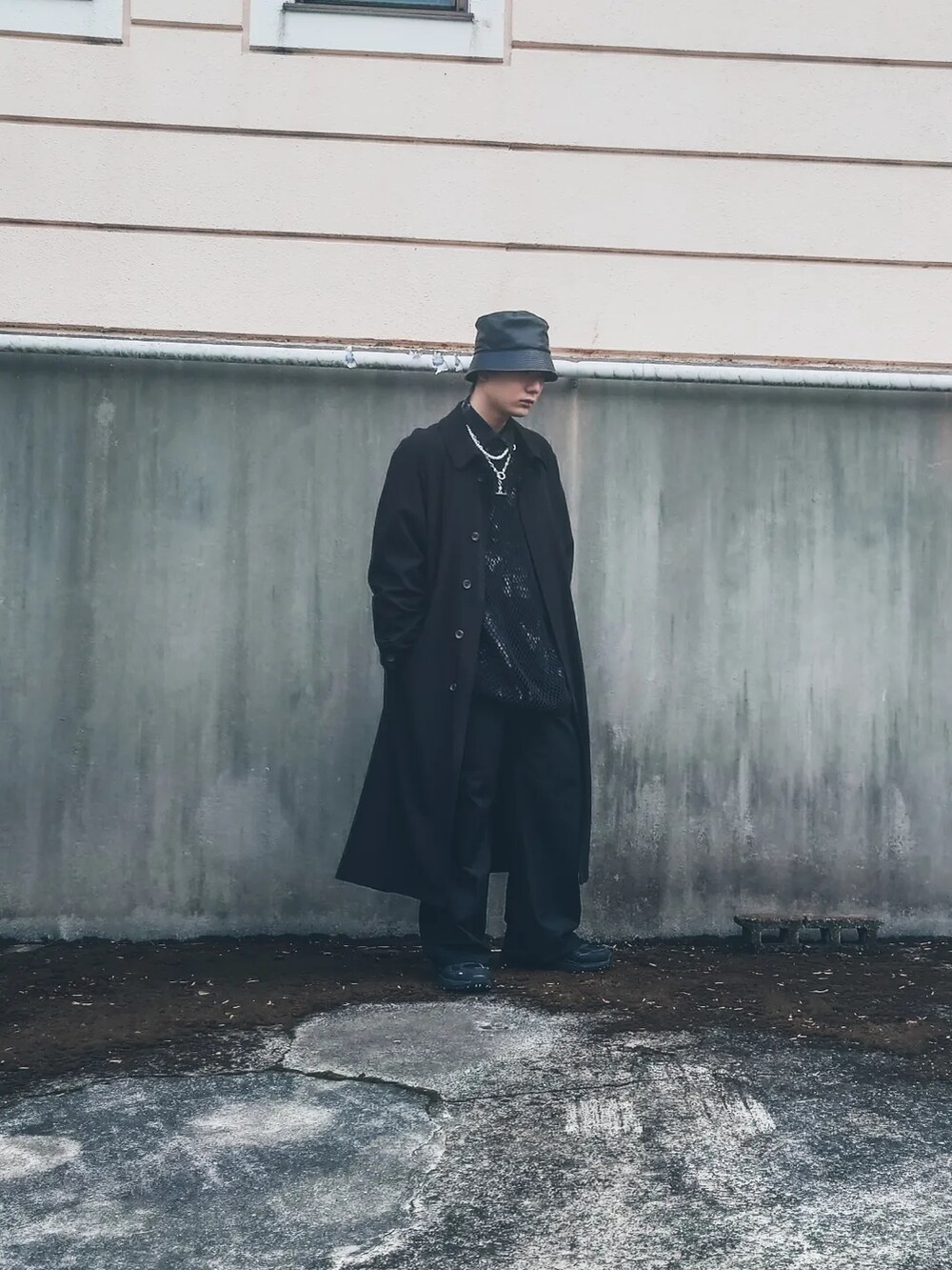 ブラック系のTシャツ/カットソー、ブラック系のシャツ/ブラウス、ブラック系のステンカラーコートを着用したメンズの春コーディネートの2枚目の写真