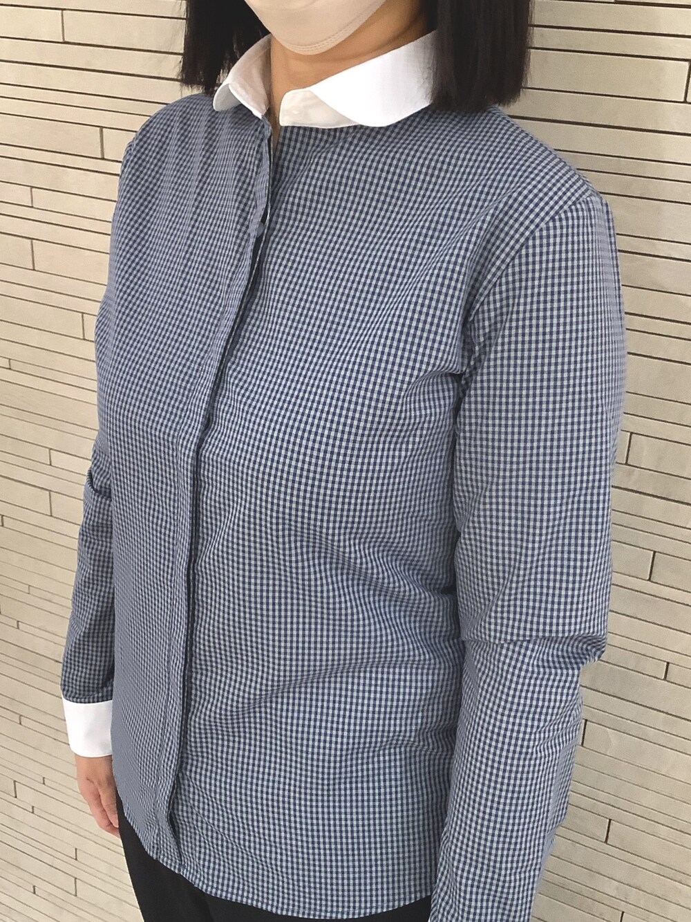 ブルー系のビジネスシャツを着用したレディースの秋コーディネートの2枚目の写真