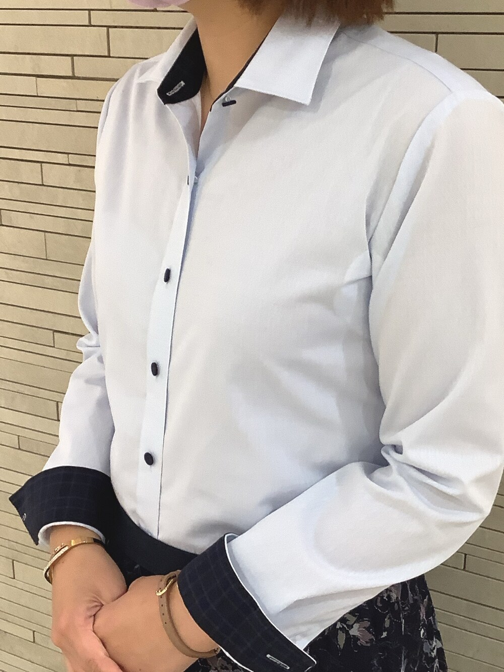 ブルー系のビジネスシャツを着用したレディースの秋コーディネートの2枚目の写真