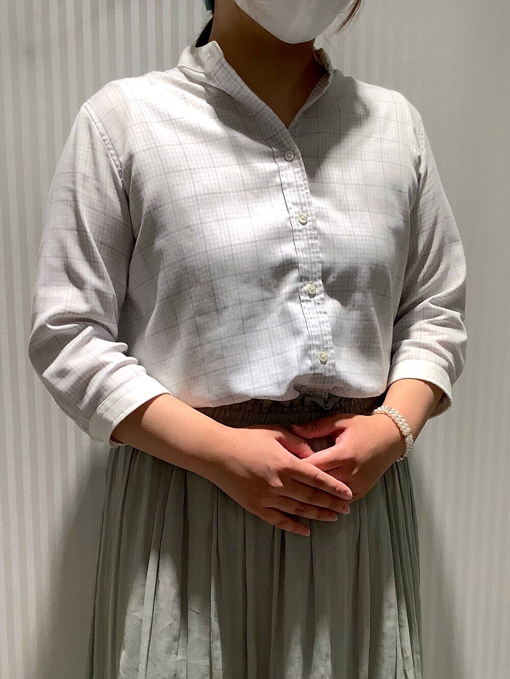 グレー系のシャツ/ブラウスを着用したレディースの春コーディネートの2枚目の写真