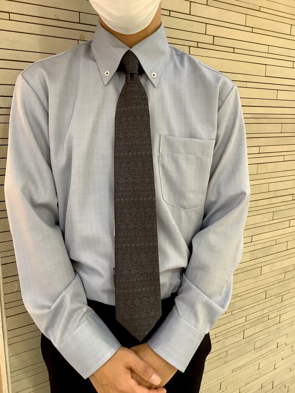 グレー系のビジネスシャツ、グレー系のネクタイを着用したメンズの夏コーディネートの2枚目の写真