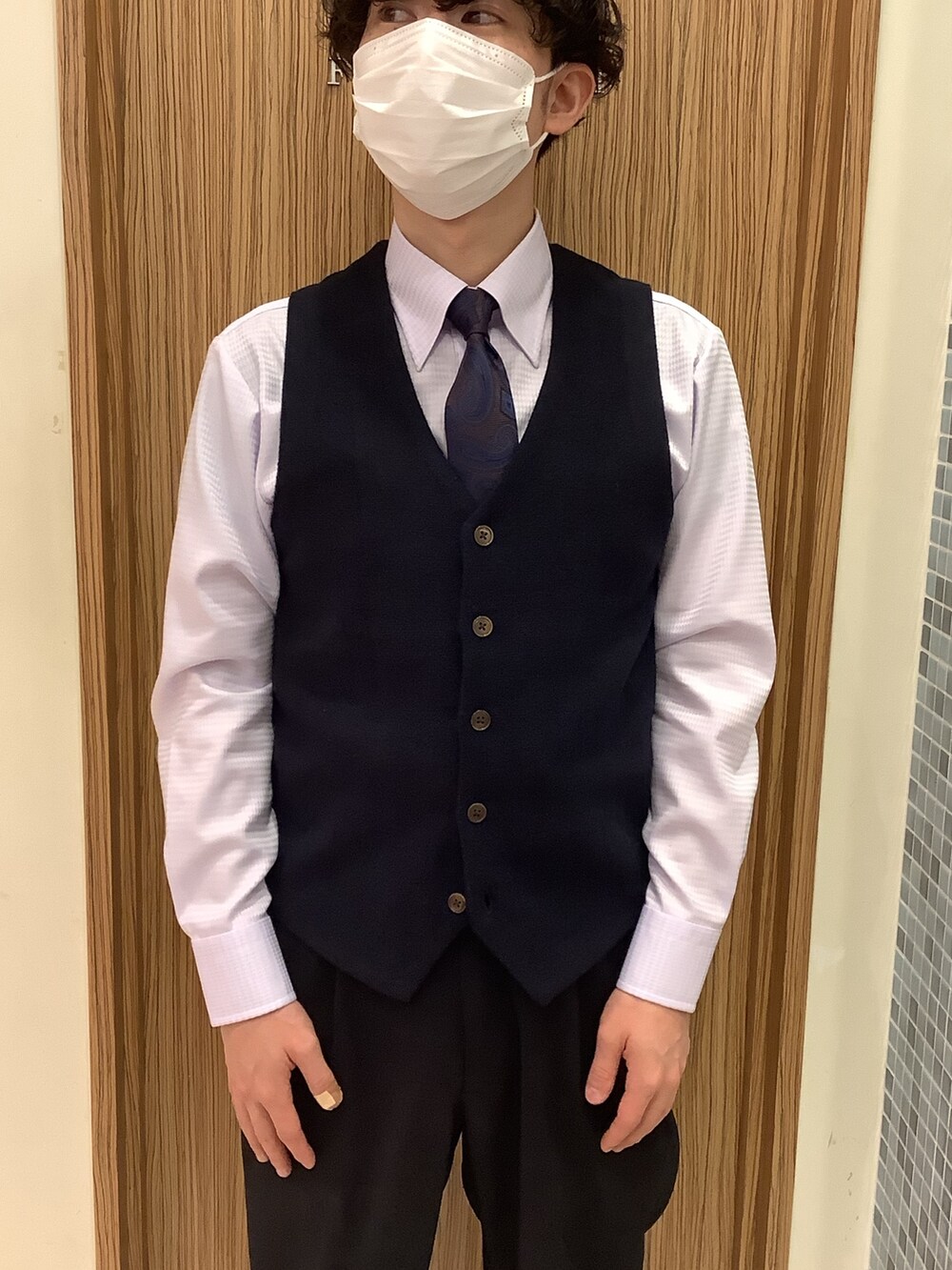 ブルー系のベスト、パープル系のビジネスシャツ、その他のネクタイを着用したメンズの秋コーディネートの2枚目の写真