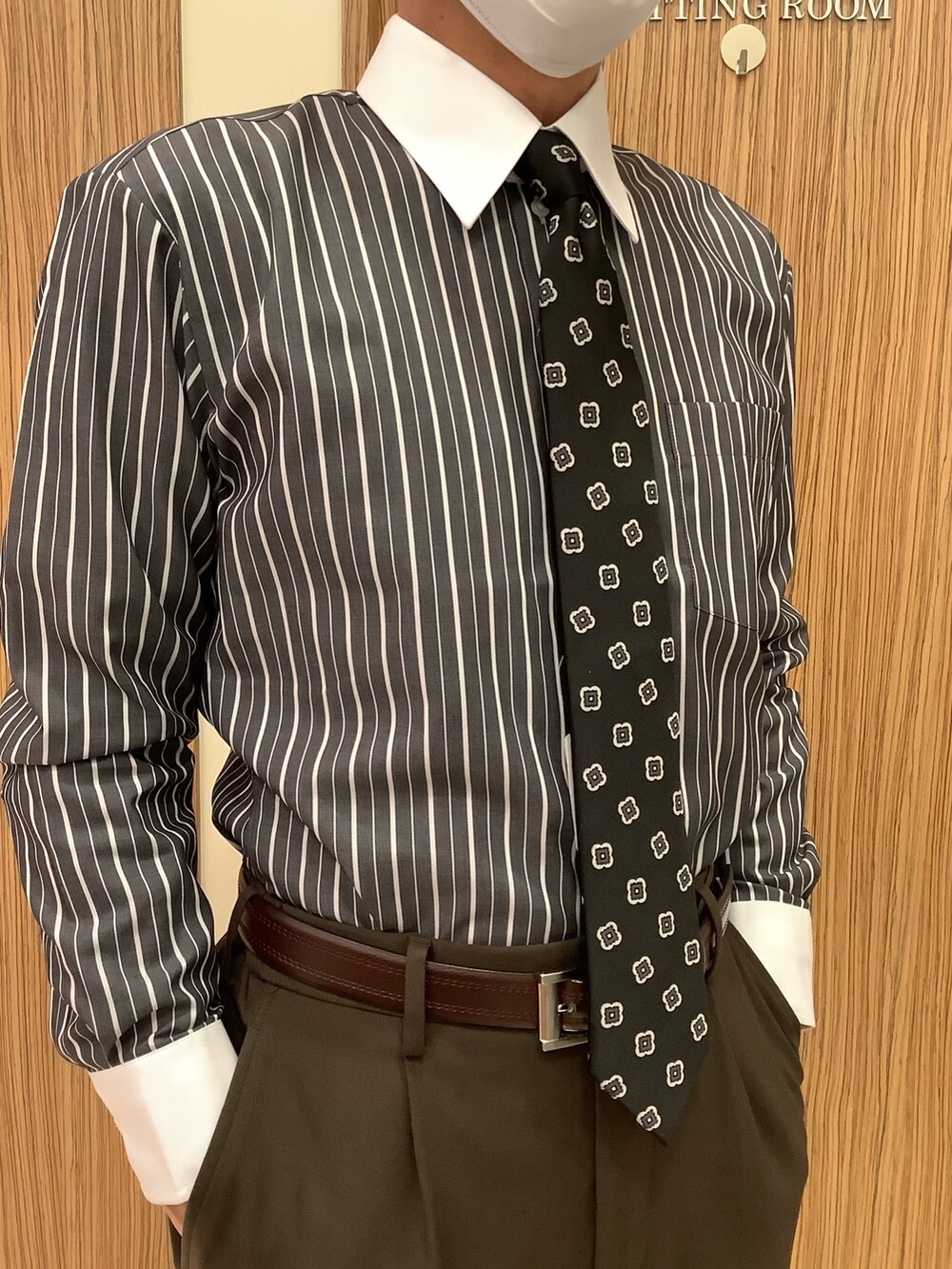 ブラック系のビジネスシャツ、ブラック系のネクタイ、ブルー系のベストを着用したメンズの秋コーディネートの3枚目の写真