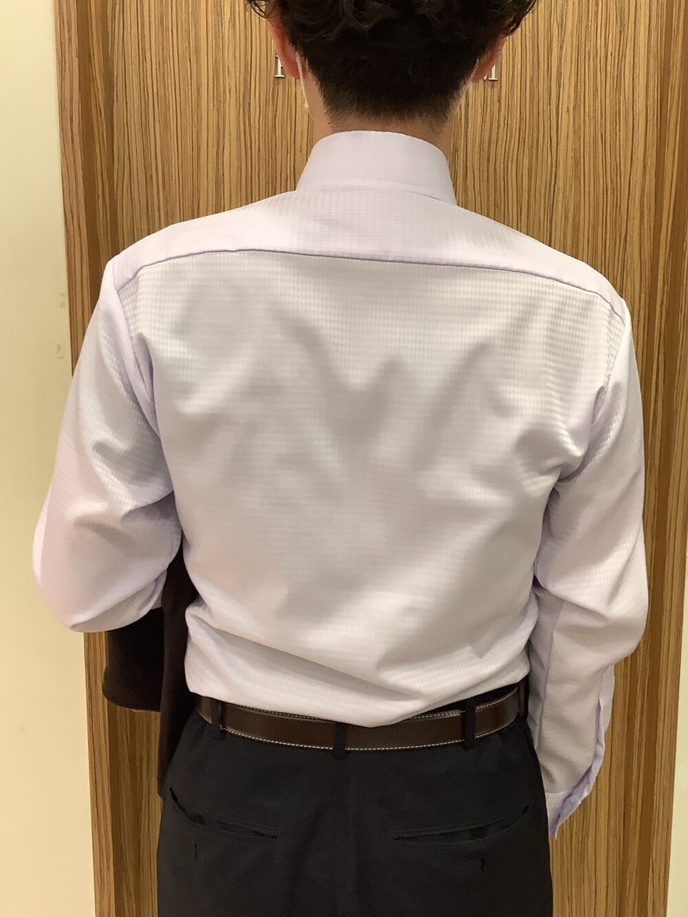 ブルー系のベスト、パープル系のビジネスシャツ、その他のネクタイを着用したメンズの秋コーディネートの5枚目の写真