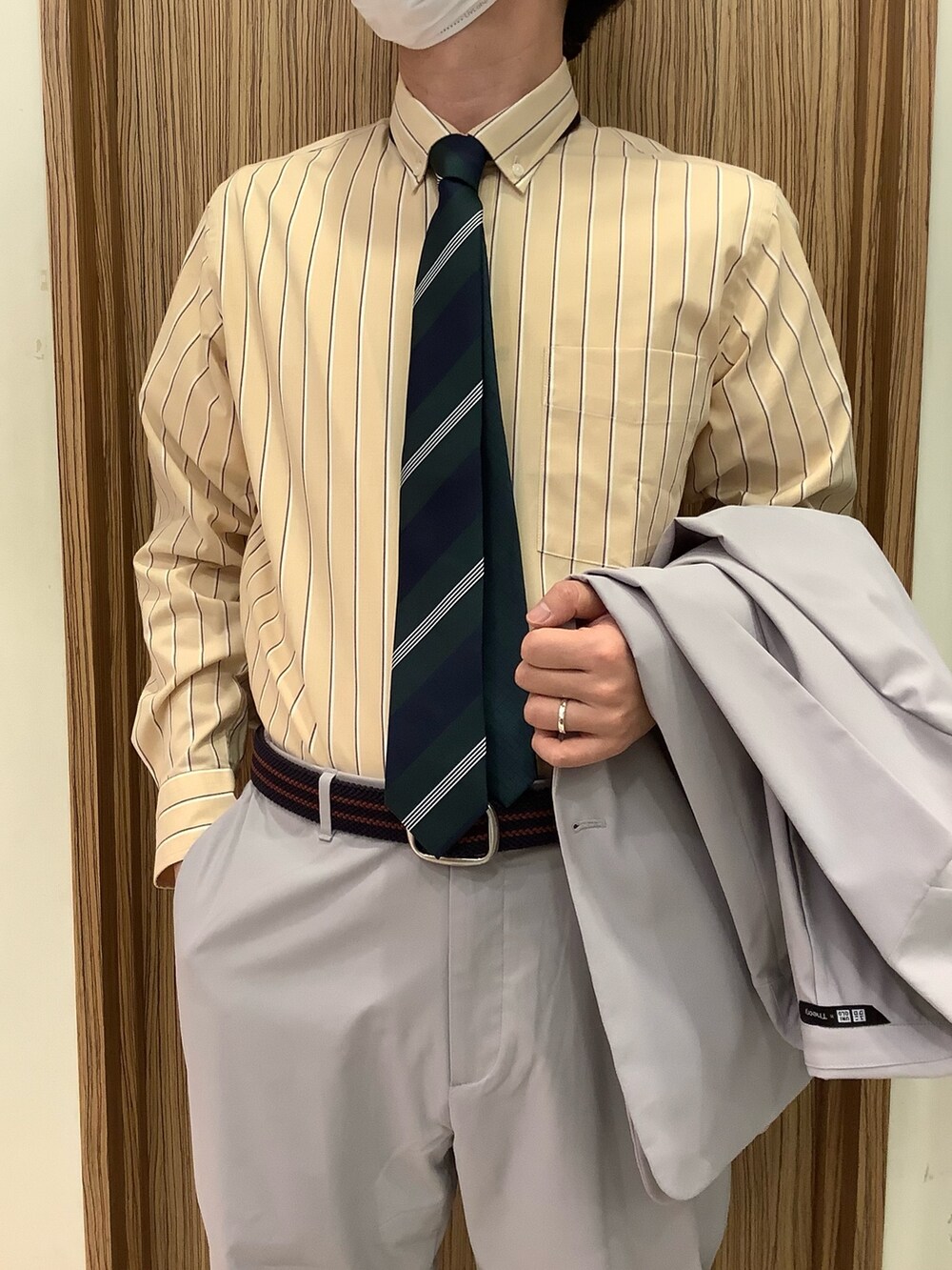 ベージュ系のシャツ/ブラウス、その他のネクタイを着用したメンズの春コーディネートの3枚目の写真