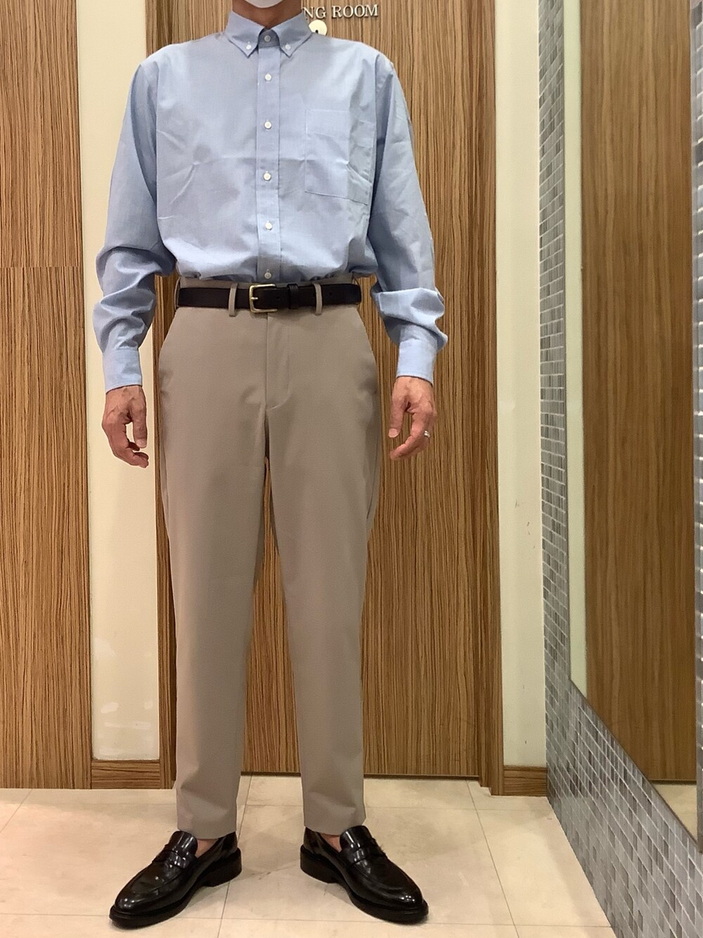 ブルー系のシャツ/ブラウスを着用したメンズの夏コーディネートの3枚目の写真