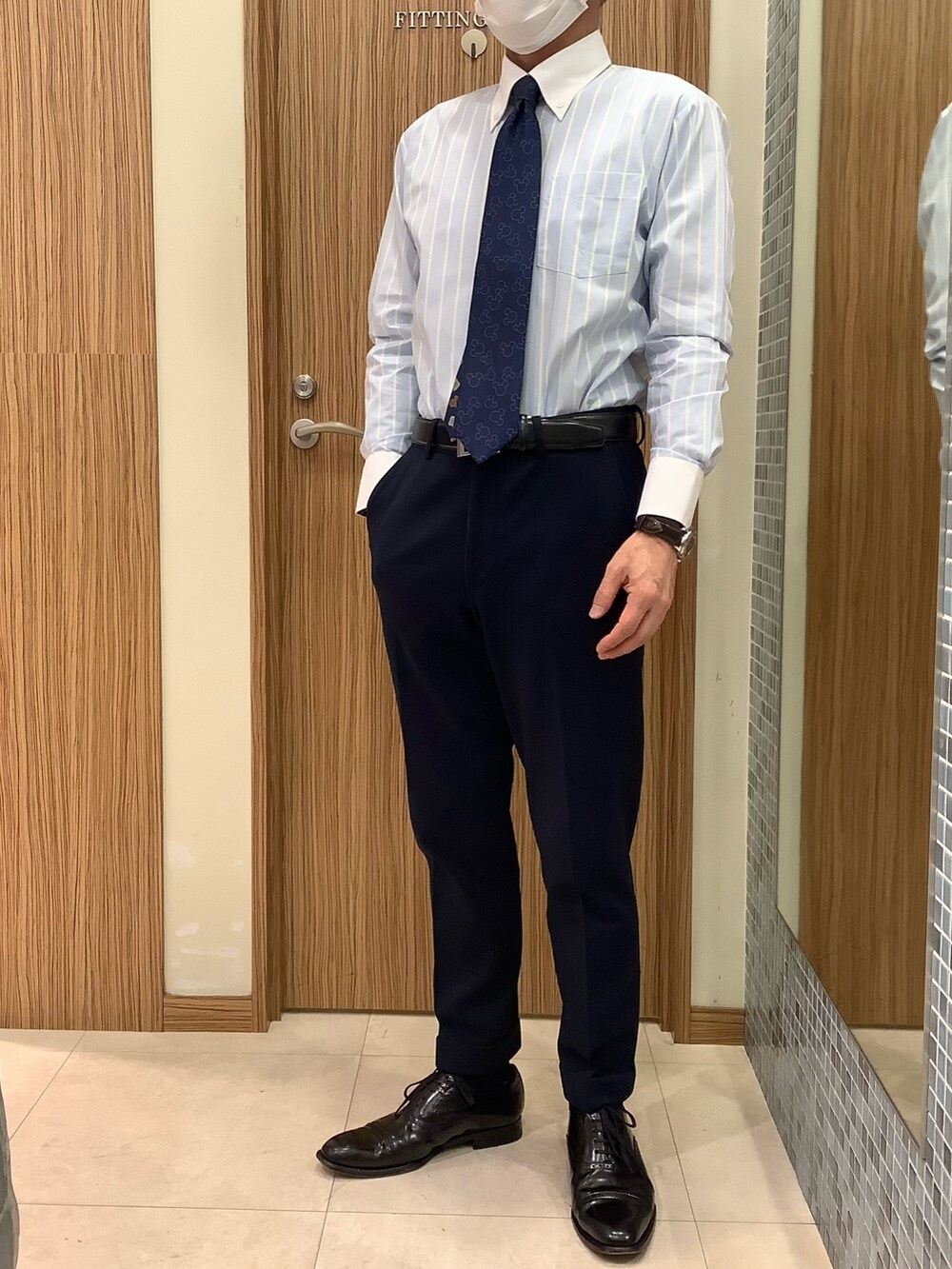 ブルー系のベスト、ブルー系のビジネスシャツ、その他のネクタイを着用したメンズの冬コーディネートの2枚目の写真