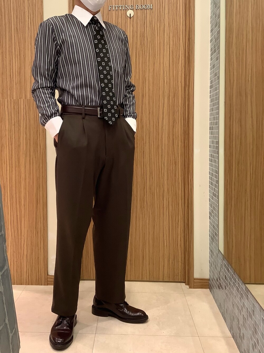 ブラック系のビジネスシャツ、ブラック系のネクタイ、ブルー系のベストを着用したメンズの秋コーディネートの2枚目の写真