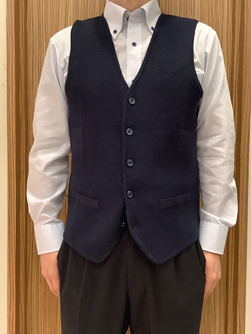 ブルー系のビジネスシャツ、ブルー系のベストを着用したメンズの秋コーディネートの2枚目の写真