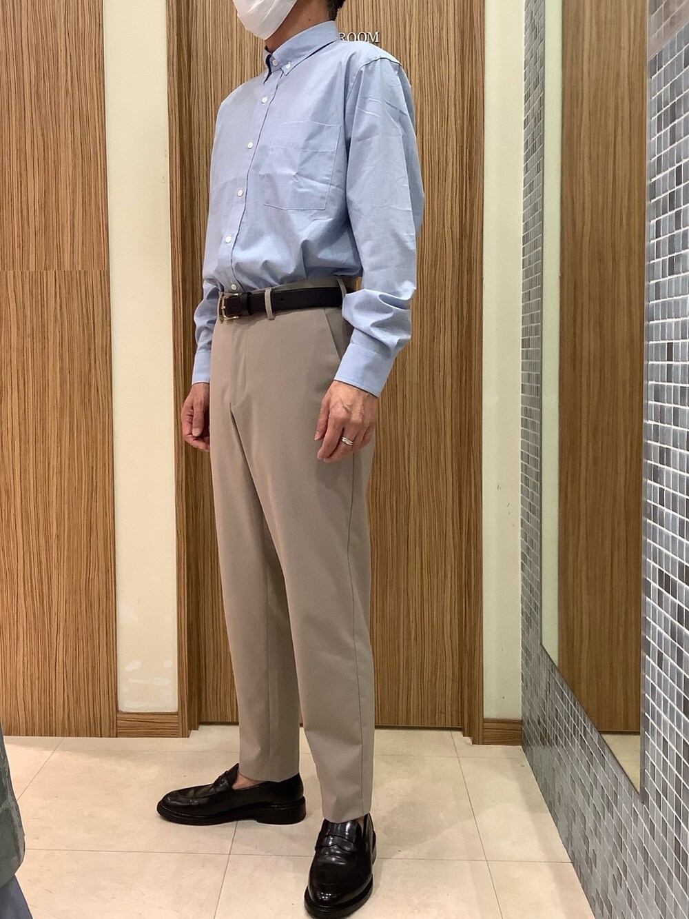 ブルー系のシャツ/ブラウスを着用したメンズの夏コーディネートの2枚目の写真