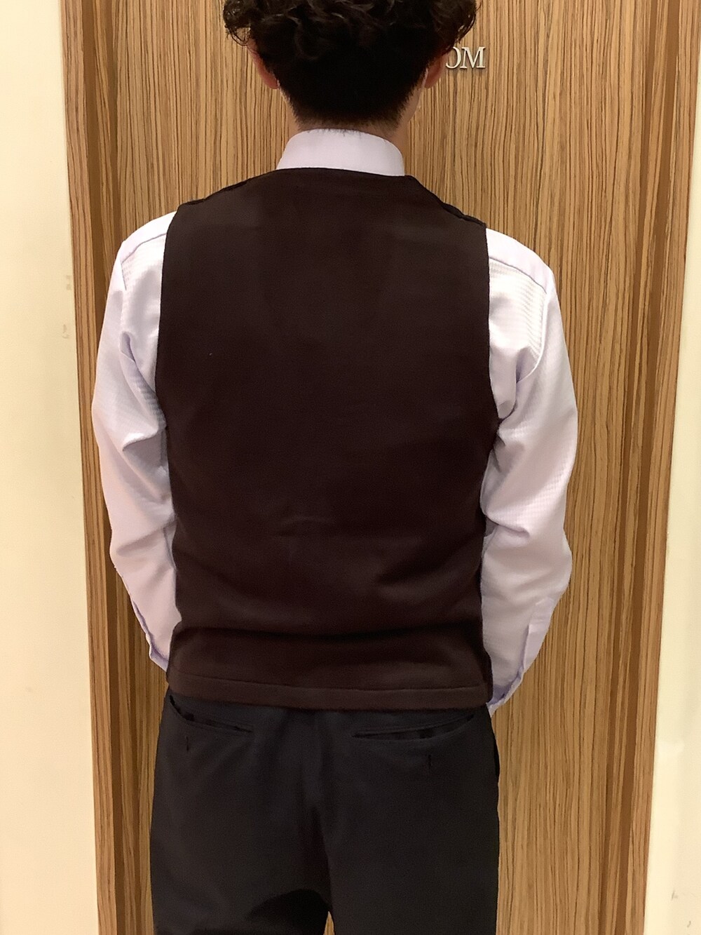 ブルー系のベスト、パープル系のビジネスシャツ、その他のネクタイを着用したメンズの秋コーディネートの3枚目の写真