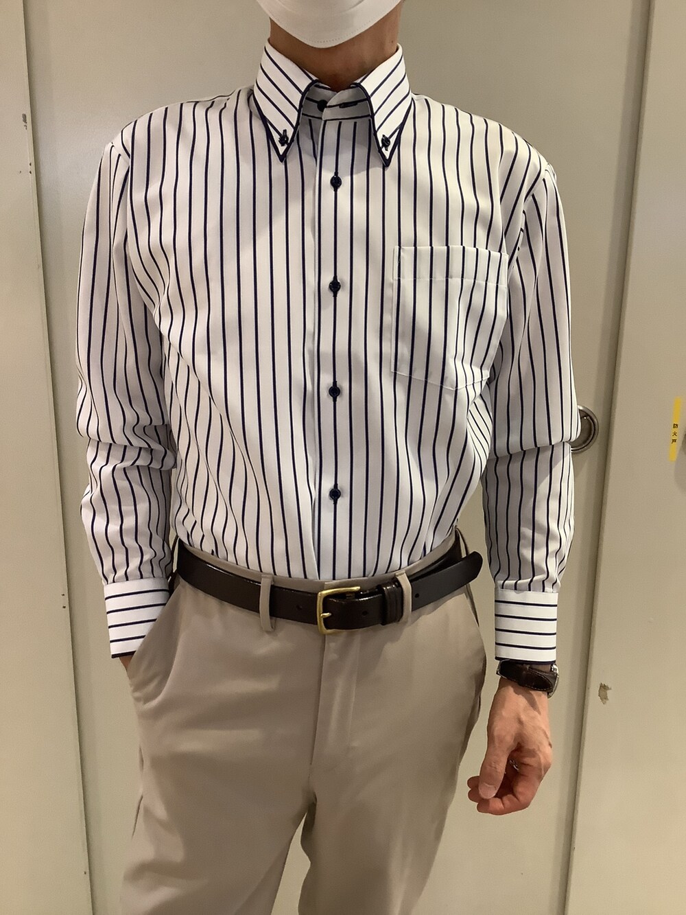 ブルー系のビジネスシャツを着用したメンズの夏コーディネートの2枚目の写真