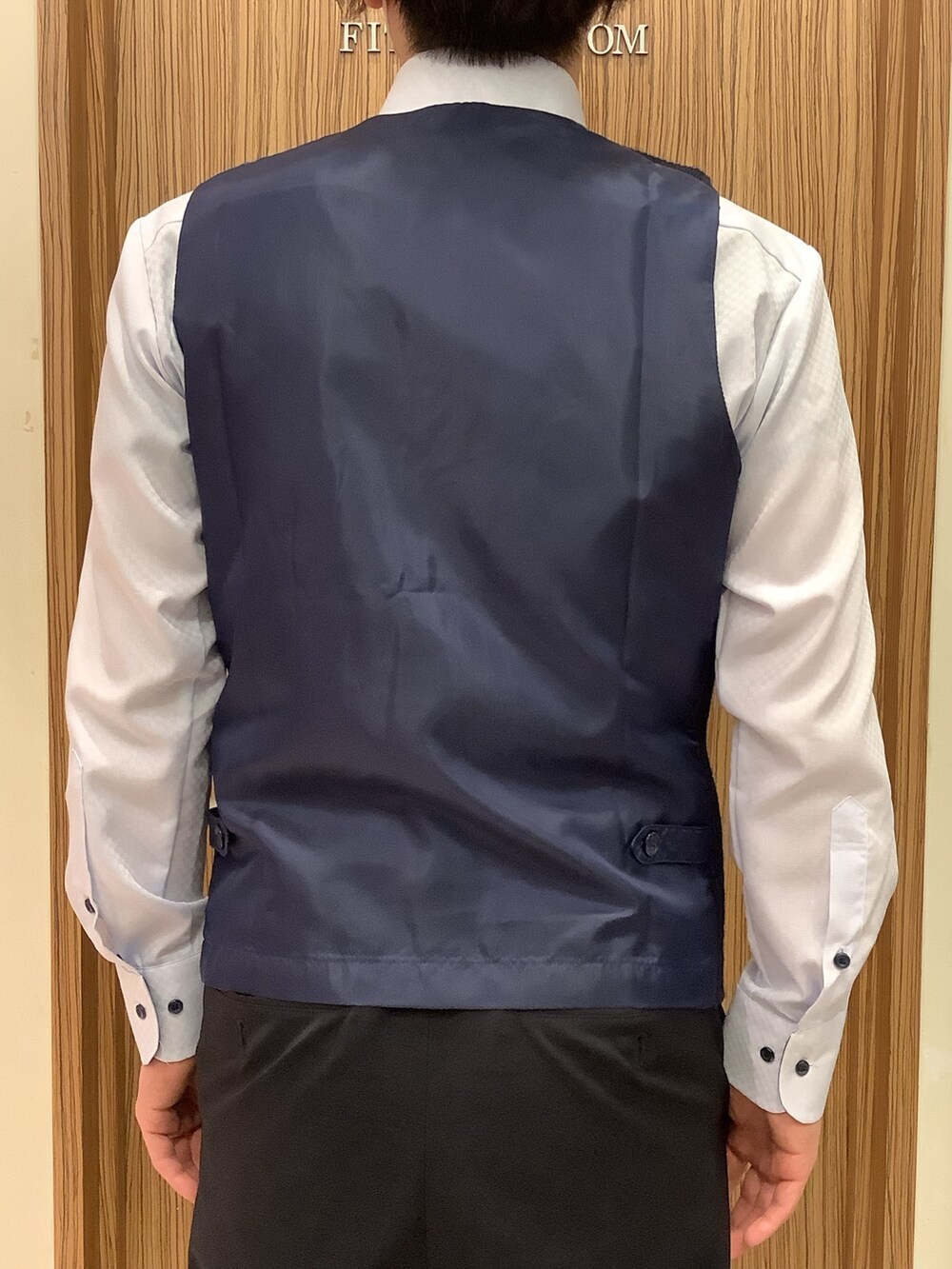 ブルー系のビジネスシャツ、ブルー系のベストを着用したメンズの秋コーディネートの3枚目の写真