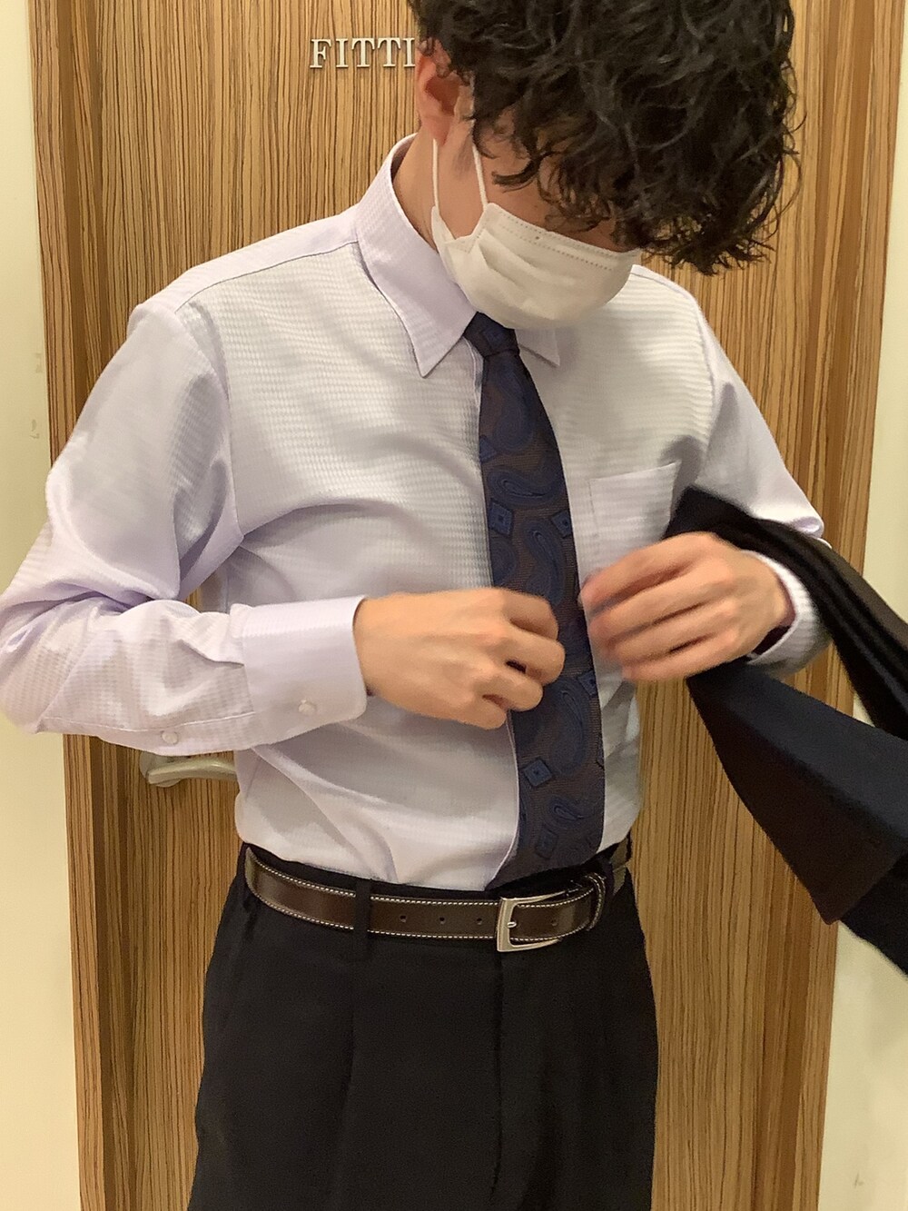 ブルー系のベスト、パープル系のビジネスシャツ、その他のネクタイを着用したメンズの秋コーディネートの4枚目の写真