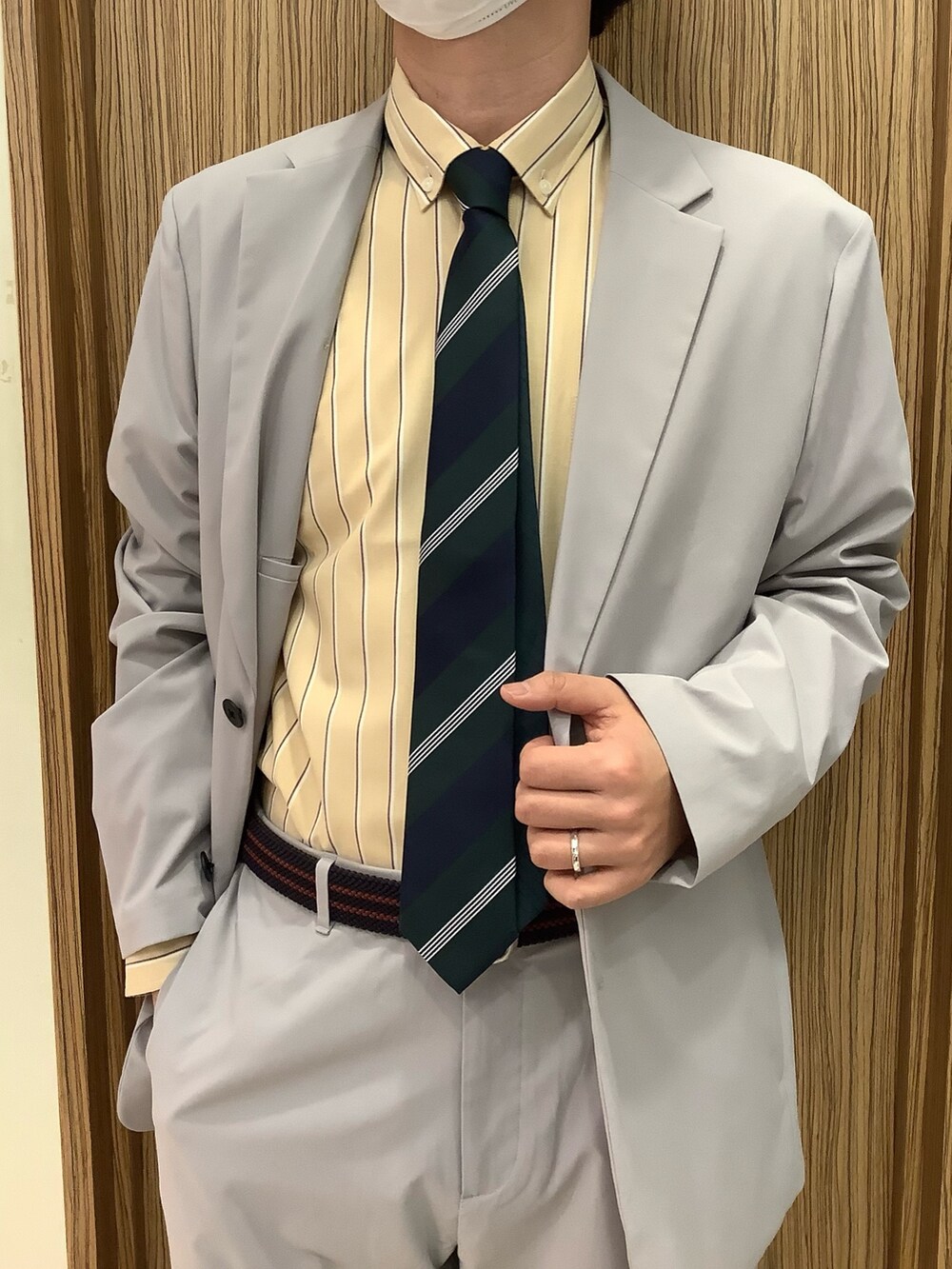 ベージュ系のシャツ/ブラウス、その他のネクタイを着用したメンズの春コーディネートの2枚目の写真