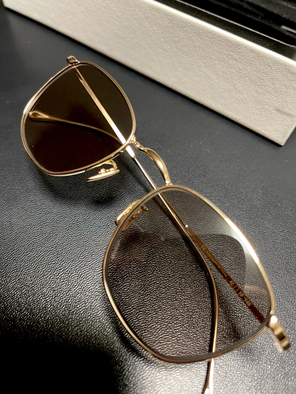 ゴールド系のサングラスを着用したメンズの春コーディネートの2枚目の写真