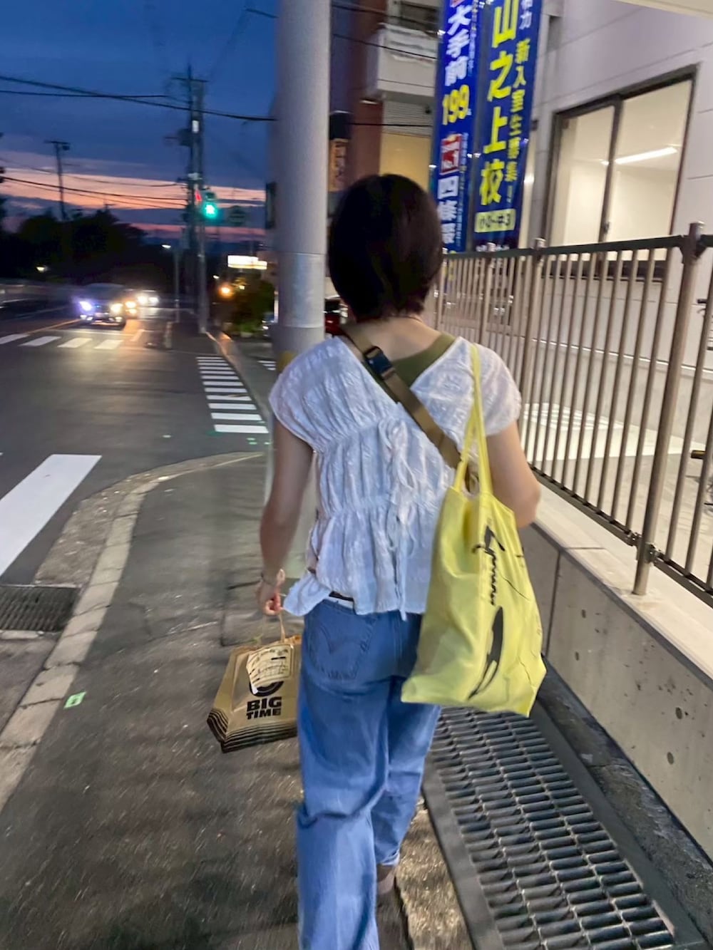 ホワイト系のTシャツ/カットソーを着用したレディースの冬コーディネートの2枚目の写真