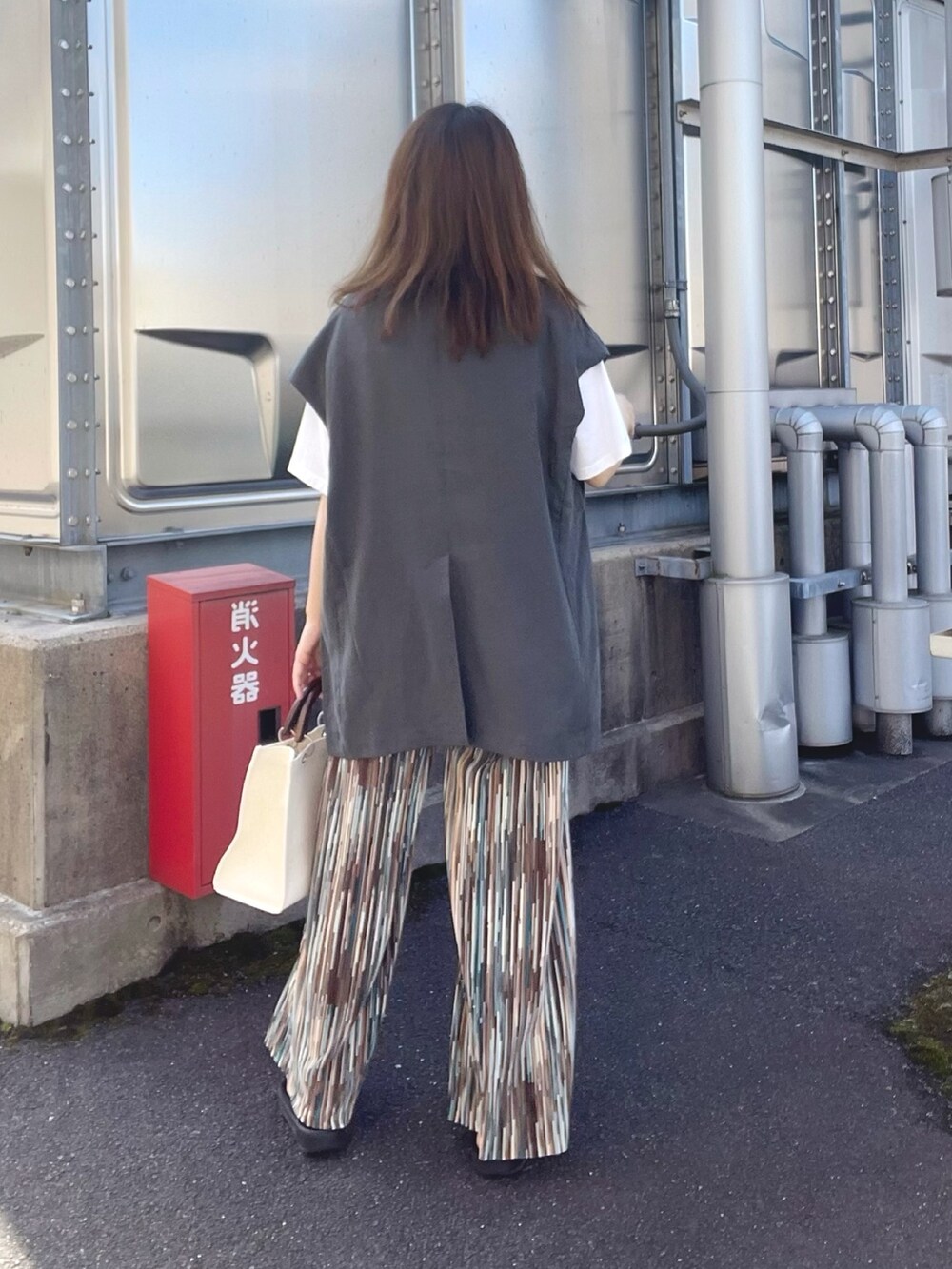 ホワイト系のTシャツ/カットソー、グレー系のその他アウター、ブルー系のその他パンツを着用したレディースの夏コーディネートの4枚目の写真