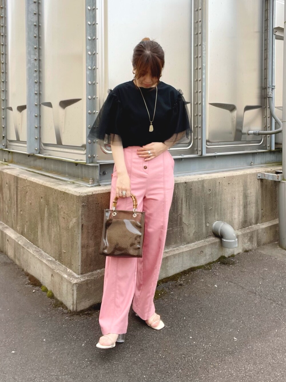 ブラック系のTシャツ/カットソー、ピンク系のパンツ、ホワイト系のサンダルを着用したレディースの夏コーディネートの2枚目の写真