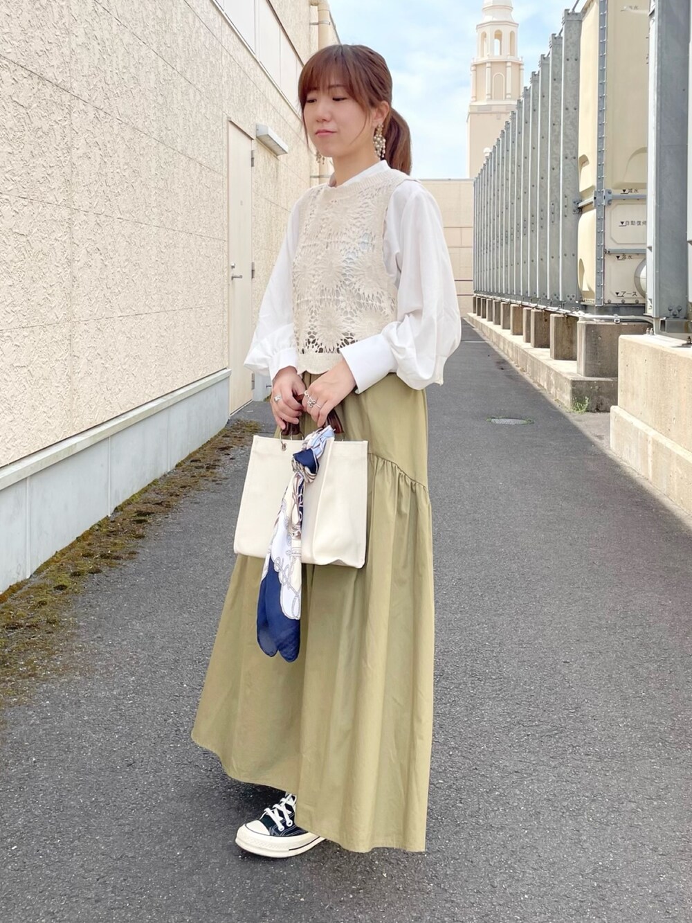 ホワイト系のTシャツ/カットソー、ブラック系のシューズ、ベージュ系のピアス（両耳用）を着用したレディースの春コーディネートの3枚目の写真