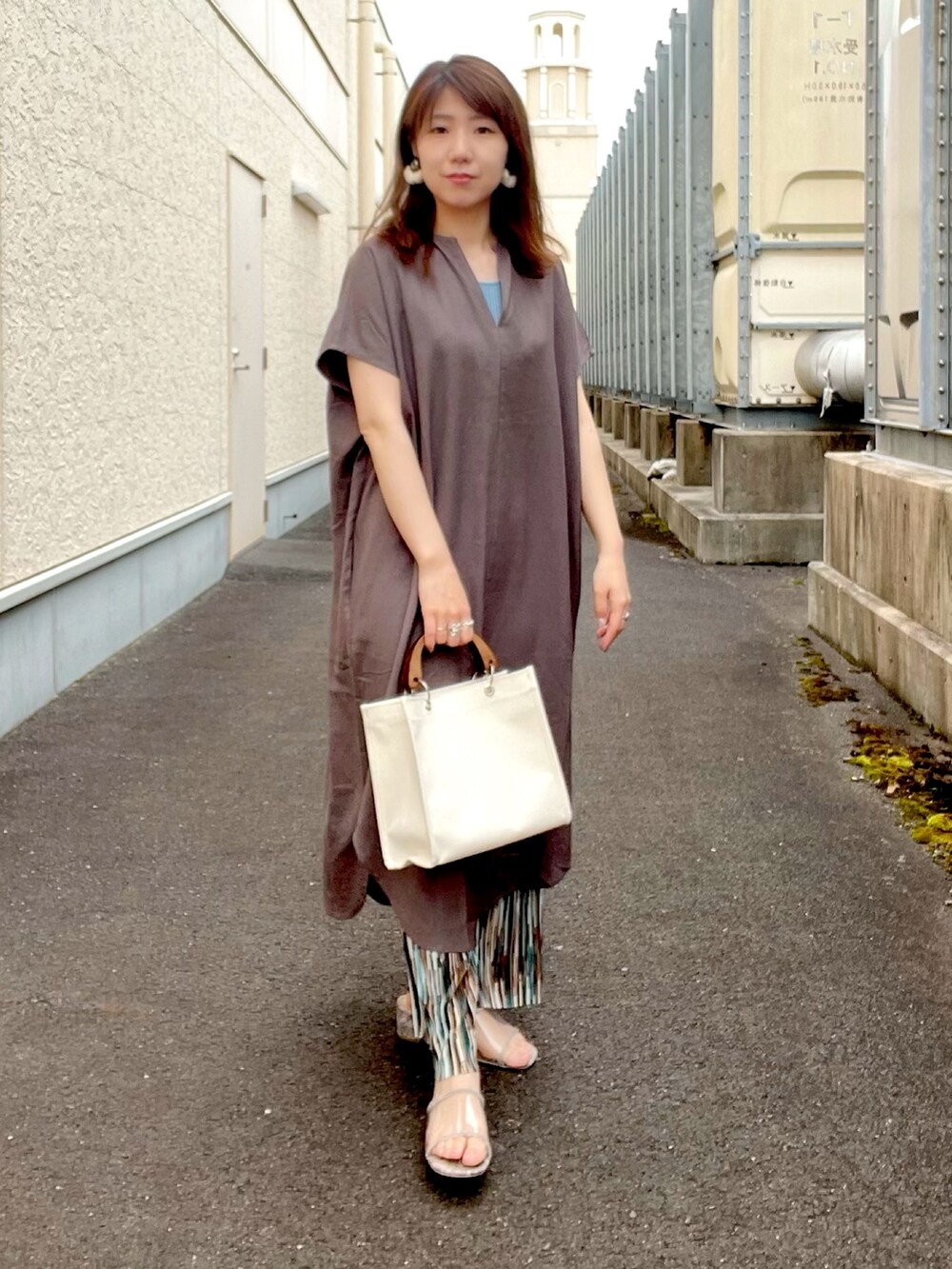 ブルー系のニット/セーター、グレー系のワンピース、ブルー系のその他パンツを着用したレディースの春コーディネートの4枚目の写真