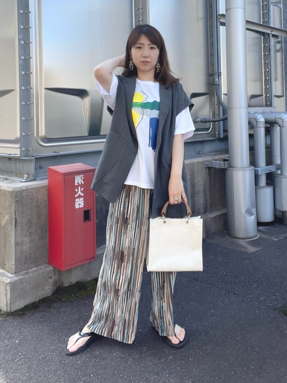 ホワイト系のTシャツ/カットソー、グレー系のその他アウター、ブルー系のその他パンツを着用したレディースの夏コーディネートの2枚目の写真