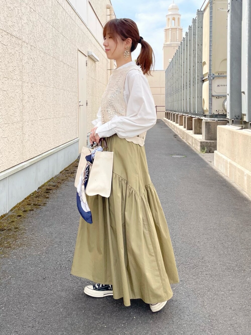 ホワイト系のTシャツ/カットソー、ブラック系のシューズ、ベージュ系のピアス（両耳用）を着用したレディースの春コーディネートの2枚目の写真