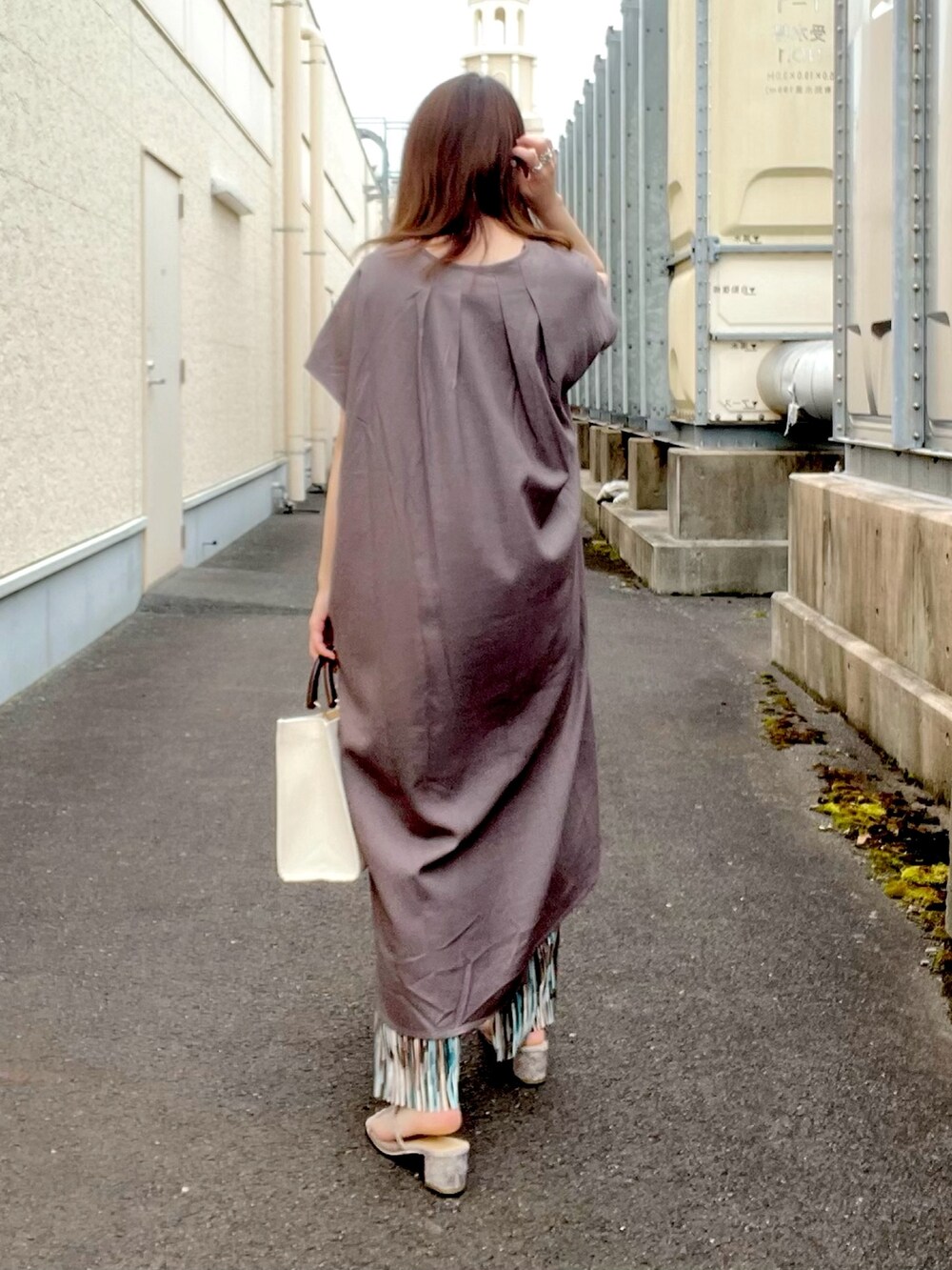 ブルー系のニット/セーター、グレー系のワンピース、ブルー系のその他パンツを着用したレディースの春コーディネートの3枚目の写真