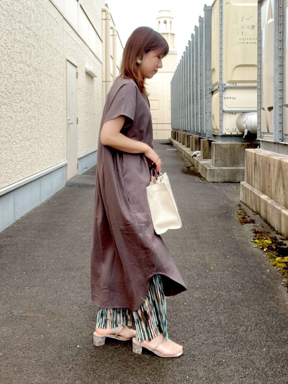 ブルー系のニット/セーター、グレー系のワンピース、ブルー系のその他パンツを着用したレディースの春コーディネートの2枚目の写真