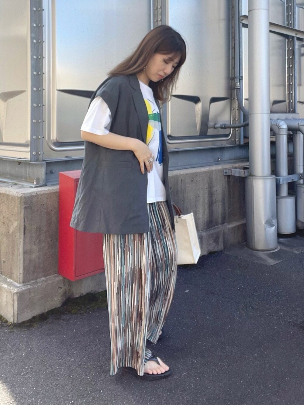 ホワイト系のTシャツ/カットソー、グレー系のその他アウター、ブルー系のその他パンツを着用したレディースの夏コーディネートの3枚目の写真