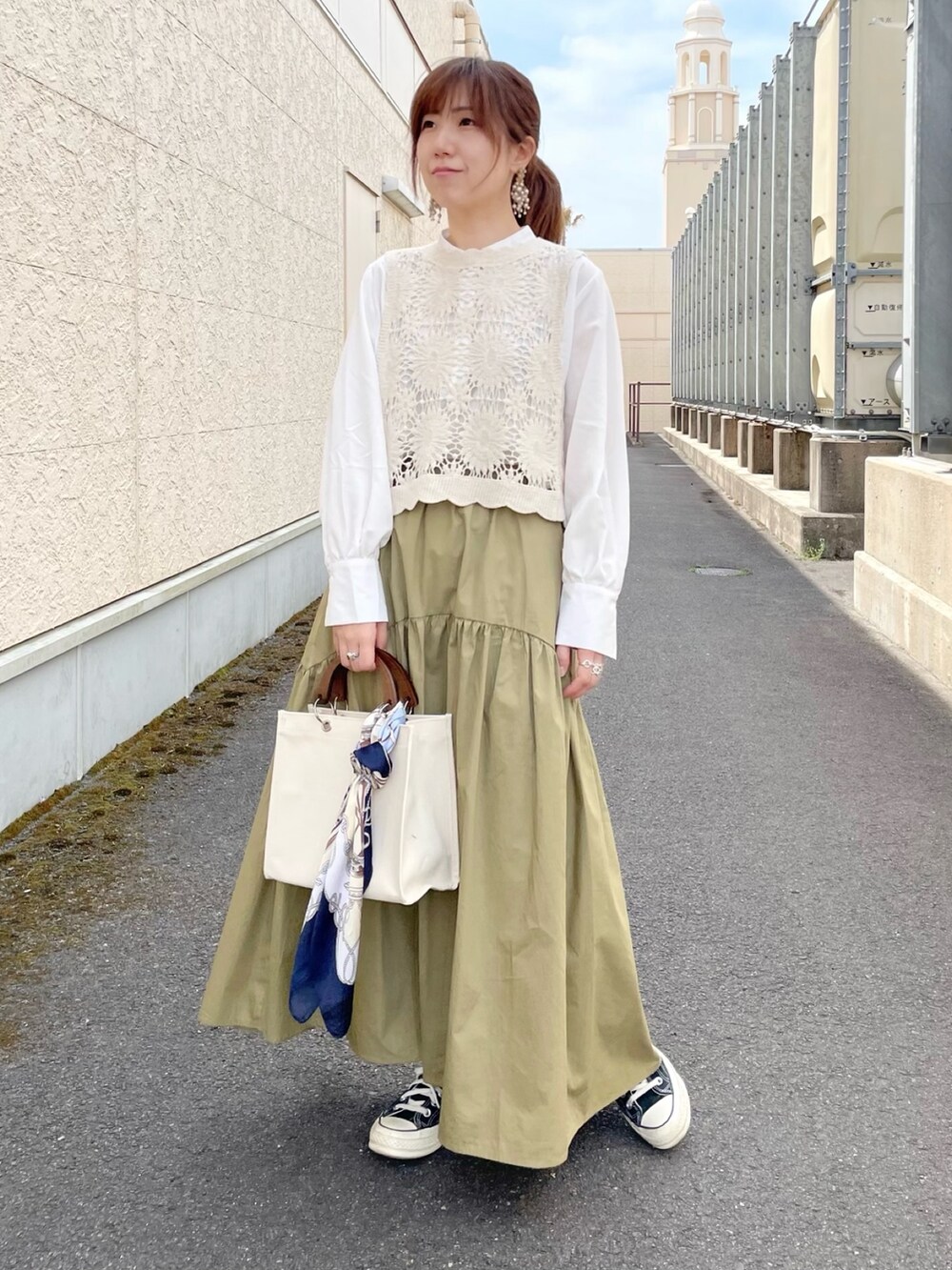 ホワイト系のTシャツ/カットソー、ブラック系のシューズ、ベージュ系のピアス（両耳用）を着用したレディースの春コーディネートの4枚目の写真