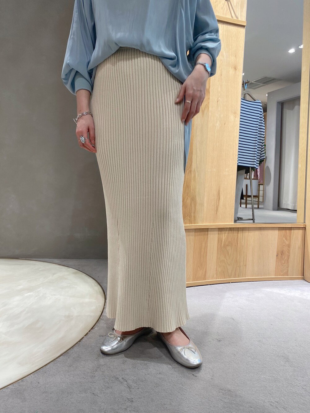 グリーン系のシャツ/ブラウス、ベージュ系のスカートを着用したレディースの冬コーディネートの3枚目の写真