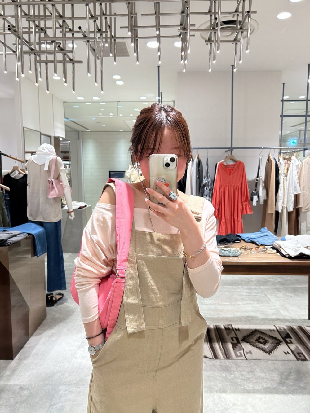 ベージュ系のサロペット/オーバーオール、ピンク系のTシャツ/カットソー、ピンク系のショルダーバッグを着用したレディースの春コーディネートの2枚目の写真