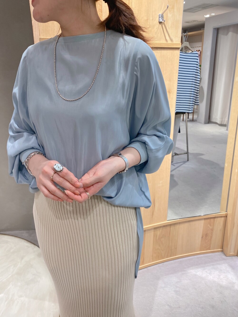 グリーン系のシャツ/ブラウス、ベージュ系のスカートを着用したレディースの冬コーディネートの2枚目の写真