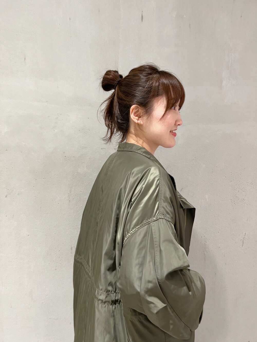 ホワイト系のスカート、ホワイト系のショルダーバッグ、ベージュ系のシャツ/ブラウスを着用したレディースの夏コーディネートの2枚目の写真