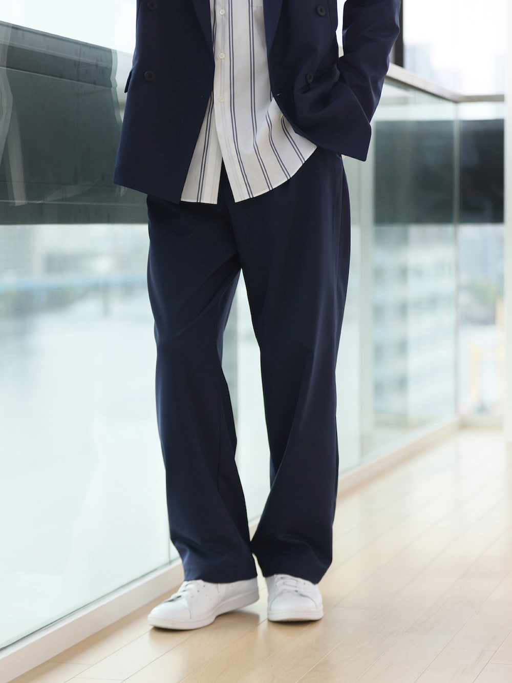 「秋冬コーデ、秋コーデ、ワイドパンツ、ダブルジャケット、ネイビージャケット、セットアップ、バンドカラーシャツ、ジャケットスタイル、ビッグシルエット、モノトーン、シンプルコーデ、KASHIYAMA、KASHIYAMAEASY、カシヤマ、マルチサイズ」｜「KASHIYAMAのSOLOTEX HEAT ENERGY/BLACK1タックワイドパンツ（その他パンツ、ブラック系）」を使った、カシヤマさん（メンズ・175cm）の秋コーディネートの3枚目の写真