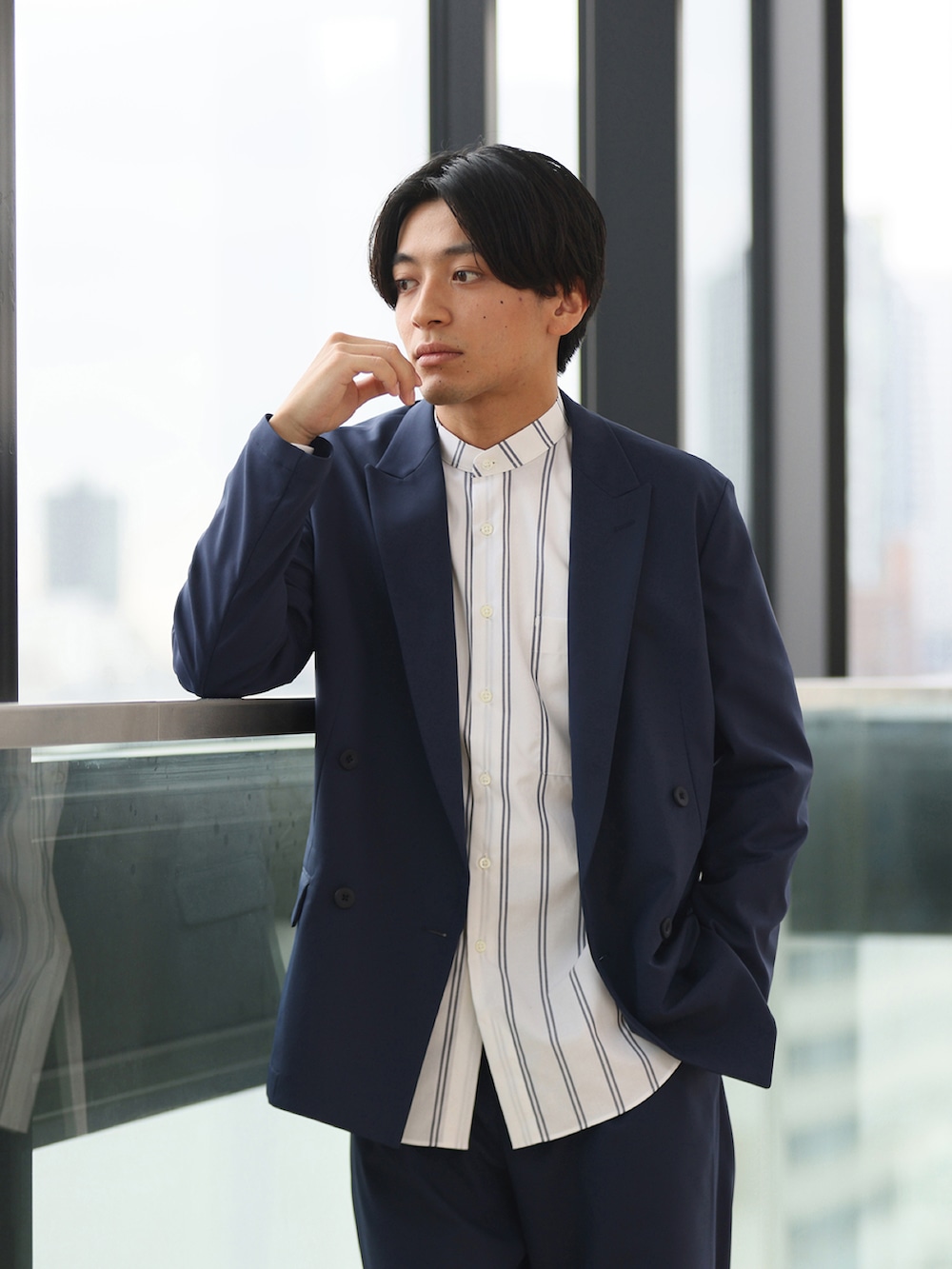 「秋冬コーデ、秋コーデ、ワイドパンツ、ダブルジャケット、ネイビージャケット、セットアップ、バンドカラーシャツ、ジャケットスタイル、ビッグシルエット、モノトーン、シンプルコーデ、KASHIYAMA、KASHIYAMAEASY、カシヤマ、マルチサイズ」｜「KASHIYAMAのSOLOTEX HEAT ENERGY/BLACK1タックワイドパンツ（その他パンツ、ブラック系）」を使った、カシヤマさん（メンズ・175cm）の秋コーディネートの2枚目の写真
