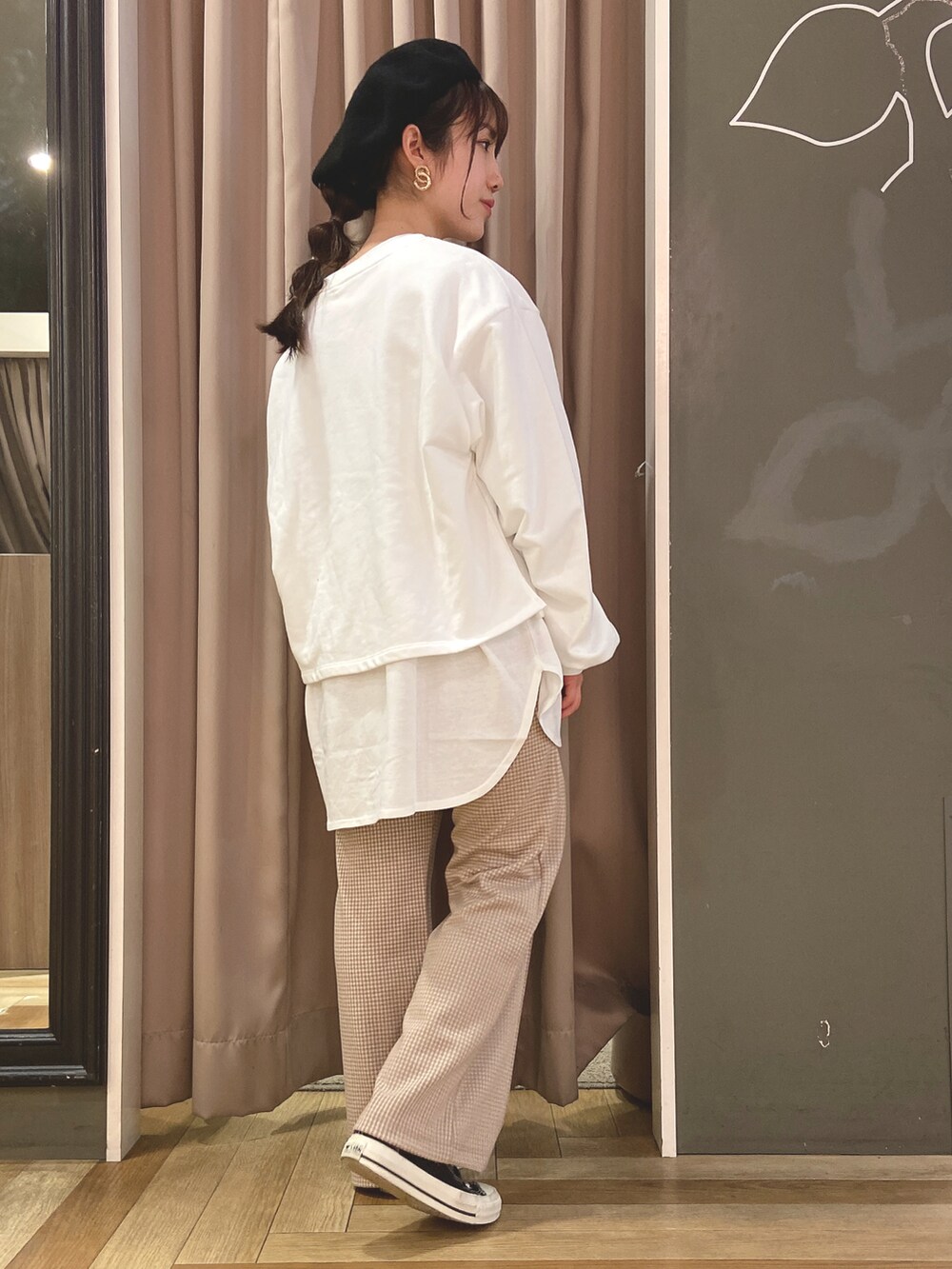 ホワイト系のTシャツ/カットソー、ホワイト系のTシャツ/カットソー、ベージュ系のパンツを着用したレディースの冬コーディネートの2枚目の写真