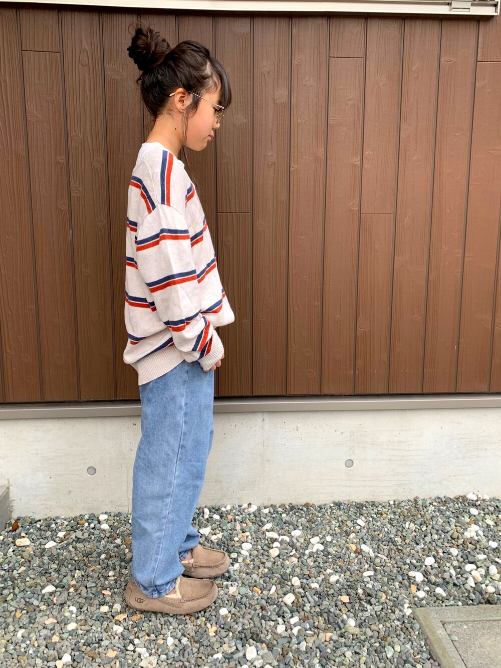 「春コーデ、おさがり、眼鏡女子、メガネ女子、デニムパンツ、UGG、ニット、春ニット、ゆるコーデ、ゆるニット、休日スタイル、おだんごヘアー、白Tシャツ、レイヤードスタイル、ボーダー」｜「お下がりのアイテム（ニット/セーター、その他）」を使った、omari omariさん（キッズ・134cm）の春コーディネートの2枚目の写真