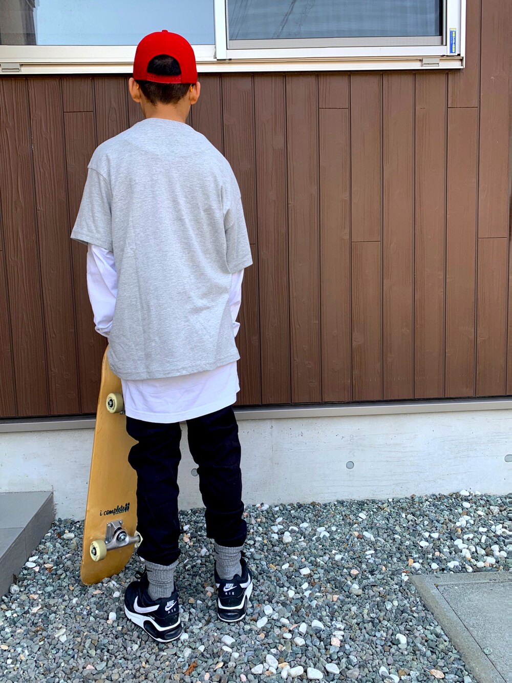 「プチプラ、スニーカー、ソックスイン、レイヤードスタイル、重ね着、Tシャツ、春服みてみて、ストリート、スケータースタイル、ナイキスニーカー、キャップ、キッズコーデ、小学生、ニューエラ、NEW ERA」｜「H&Mのアイテム（Tシャツ/カットソー、グレー系）」を使った、omari omariさん（キッズ・145cm）の春コーディネートの3枚目の写真