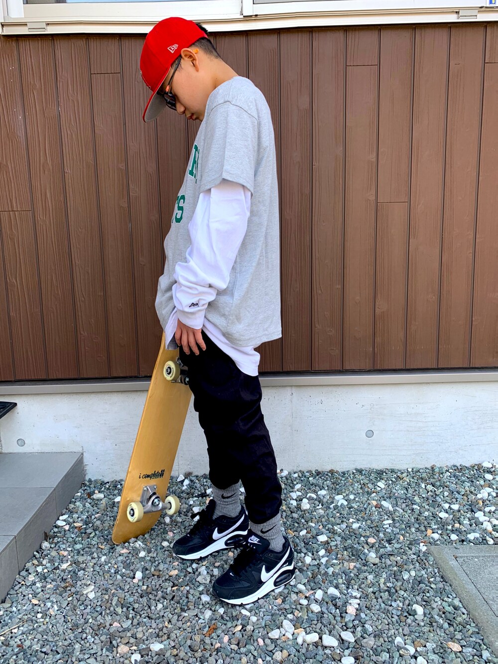 「プチプラ、スニーカー、ソックスイン、レイヤードスタイル、重ね着、Tシャツ、春服みてみて、ストリート、スケータースタイル、ナイキスニーカー、キャップ、キッズコーデ、小学生、ニューエラ、NEW ERA」｜「H&Mのアイテム（Tシャツ/カットソー、グレー系）」を使った、omari omariさん（キッズ・145cm）の春コーディネートの2枚目の写真