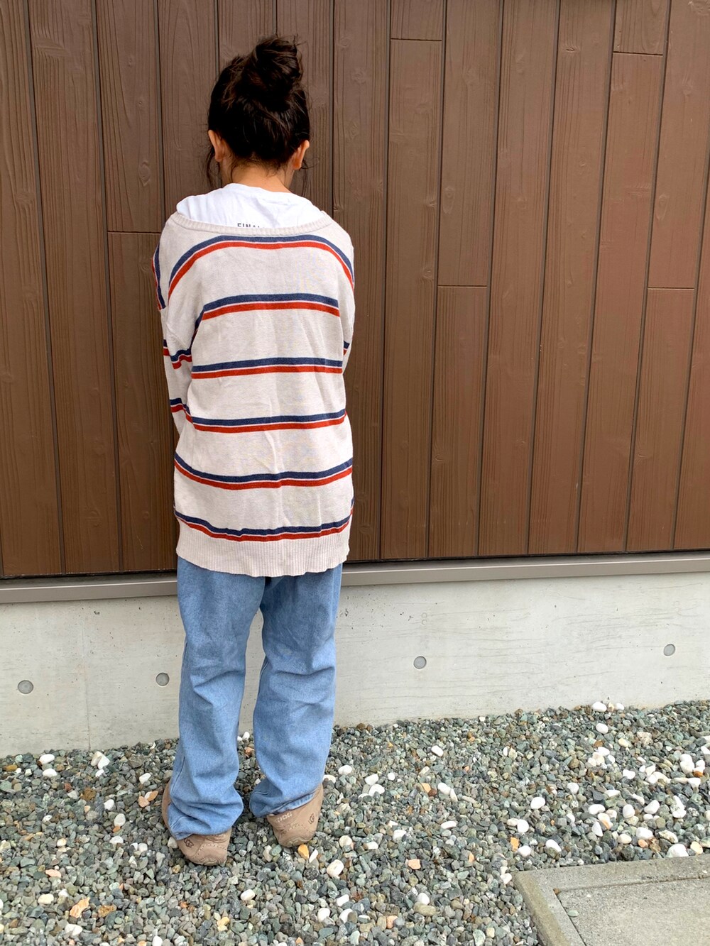 「春コーデ、おさがり、眼鏡女子、メガネ女子、デニムパンツ、UGG、ニット、春ニット、ゆるコーデ、ゆるニット、休日スタイル、おだんごヘアー、白Tシャツ、レイヤードスタイル、ボーダー」｜「お下がりのアイテム（ニット/セーター、その他）」を使った、omari omariさん（キッズ・134cm）の春コーディネートの3枚目の写真