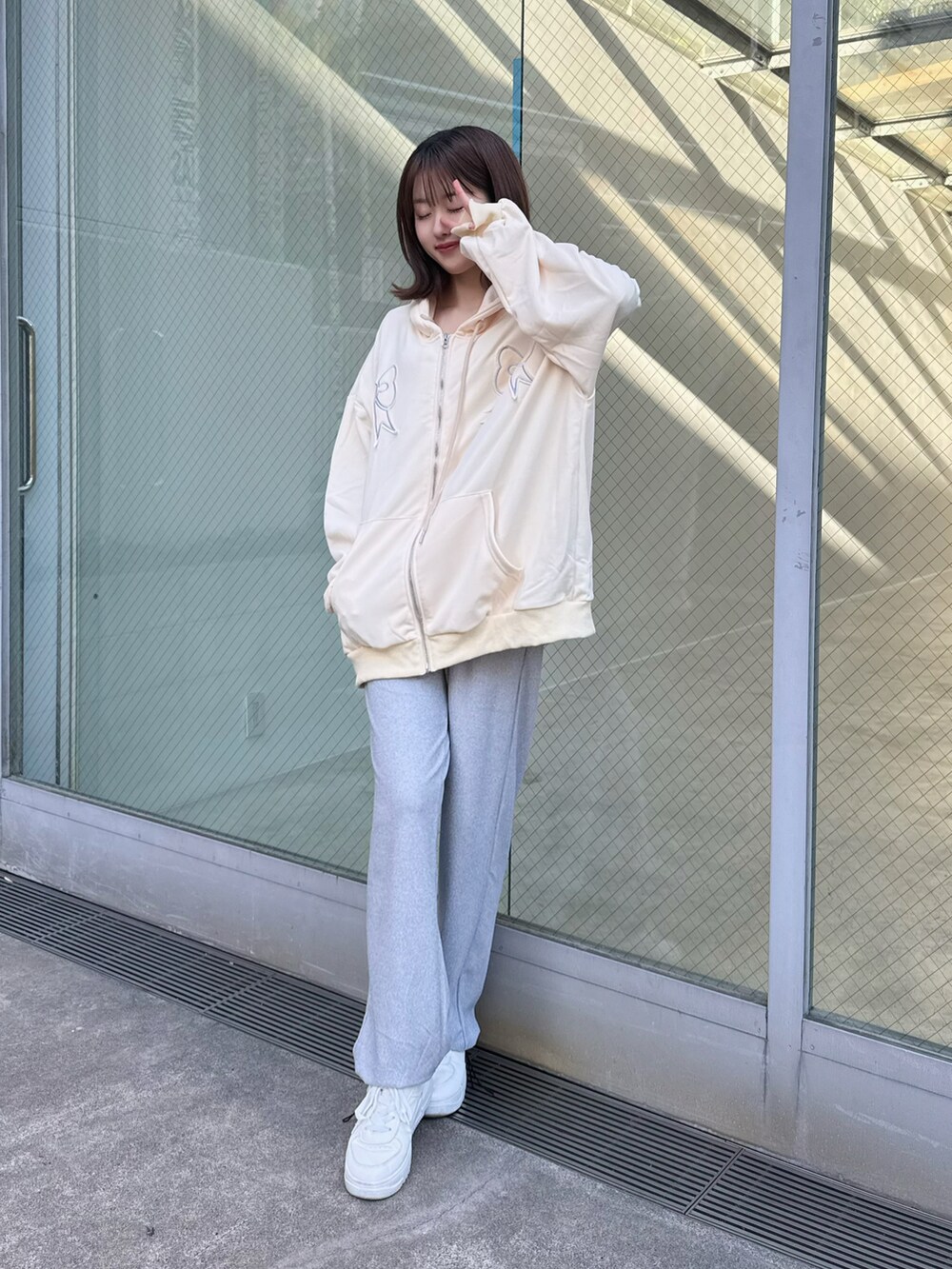 「韓国ファッション、空港ファッション、フライトコーデ、楽チンコーデ、スウェットパーカー、厚底シューズ、ラフコーデ、低身長コーデ、リラックススタイル、デイリーカジュアル、ゆるコーデ、プチプラ、低身長女子、リボン柄、グレーコーデ」｜「Sillyのリボンワッペンジップパーカー（パーカー、ホワイト系）」を使った、Kanonさん（骨格ウェーブ・レディース・155cm）の冬コーディネートの2枚目の写真